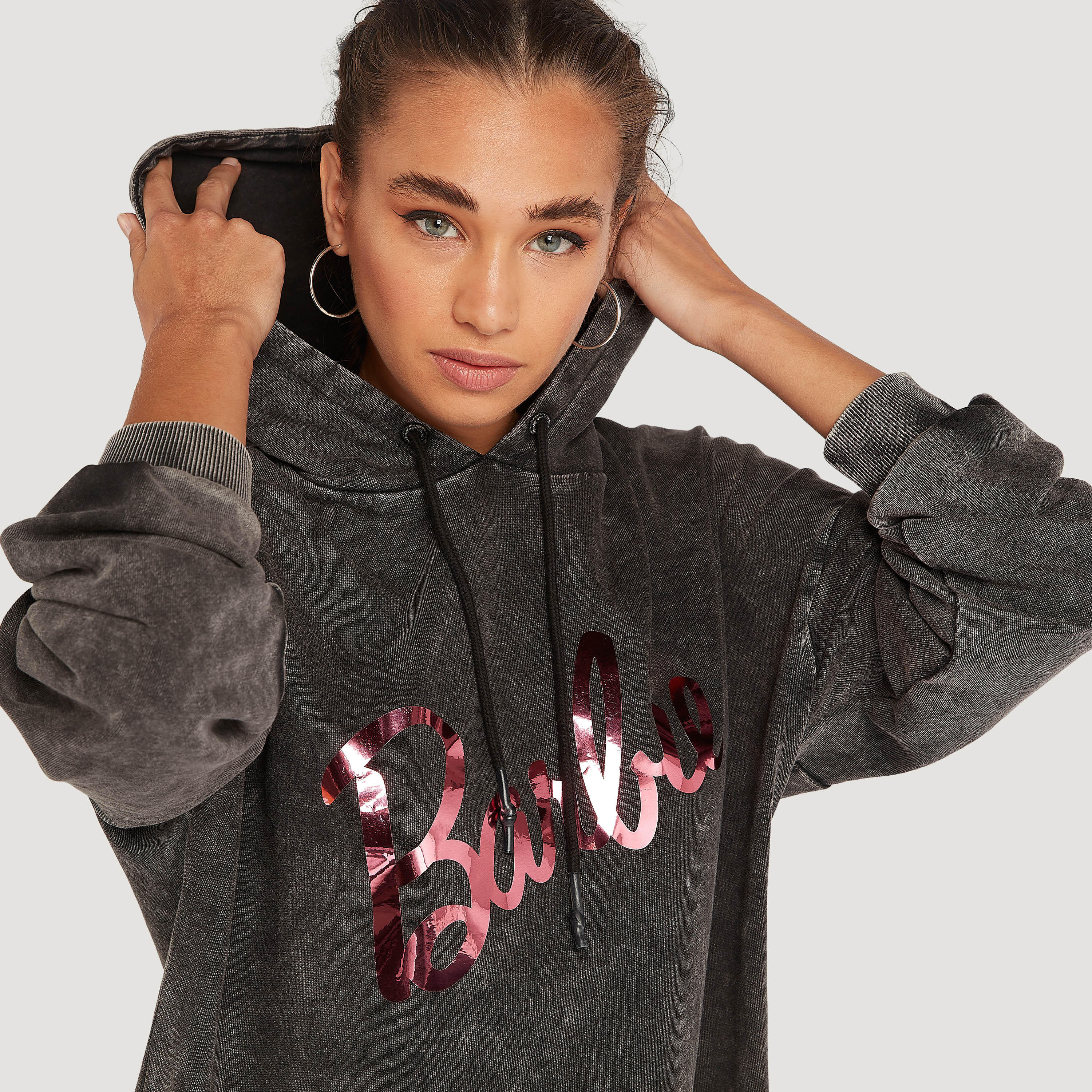 فستان جامبر قصير بقبّعة وجيوب كنغر وطبعات باربي-women-clothing-dresses-image-5