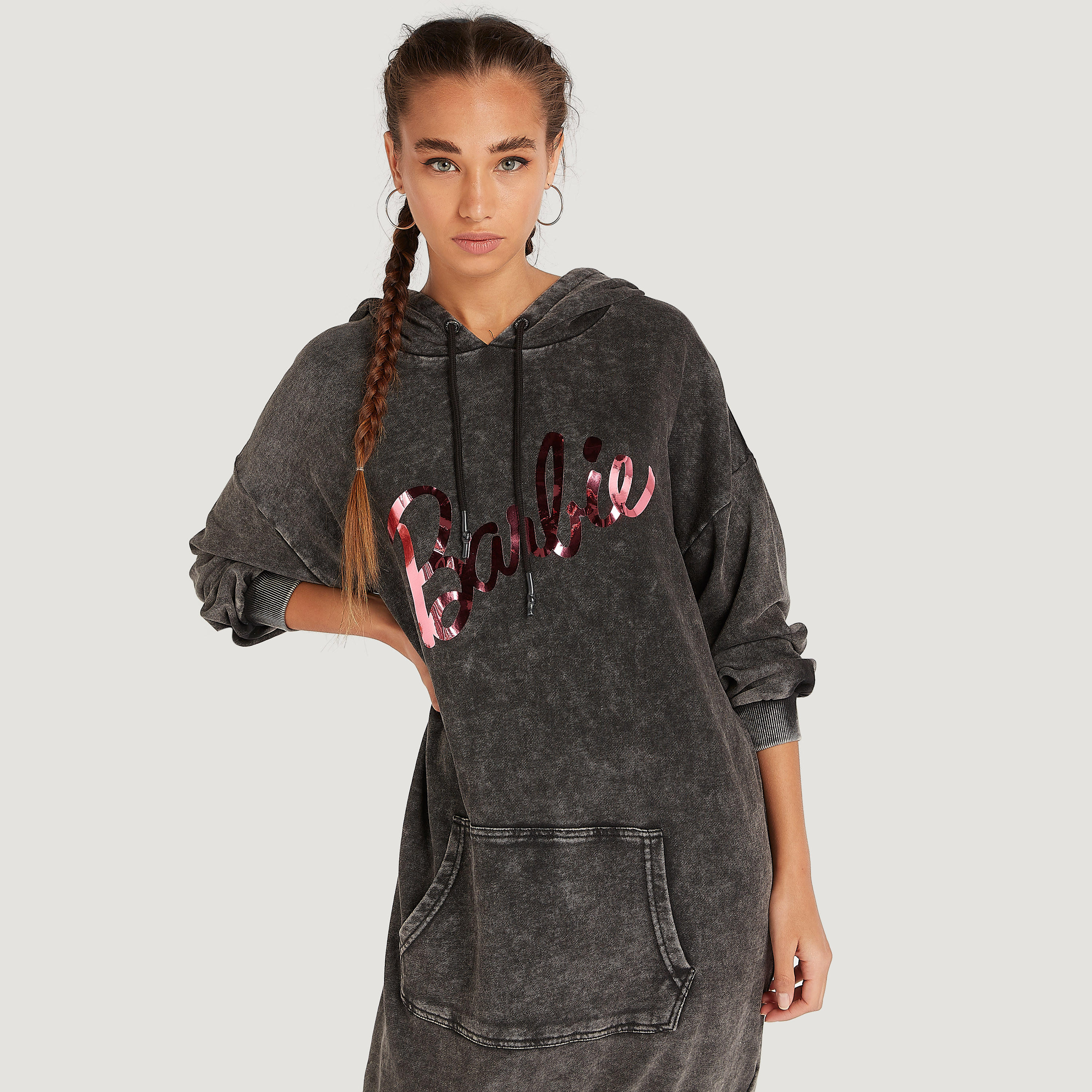 فستان جامبر قصير بقبّعة وجيوب كنغر وطبعات باربي-women-clothing-dresses-image-6