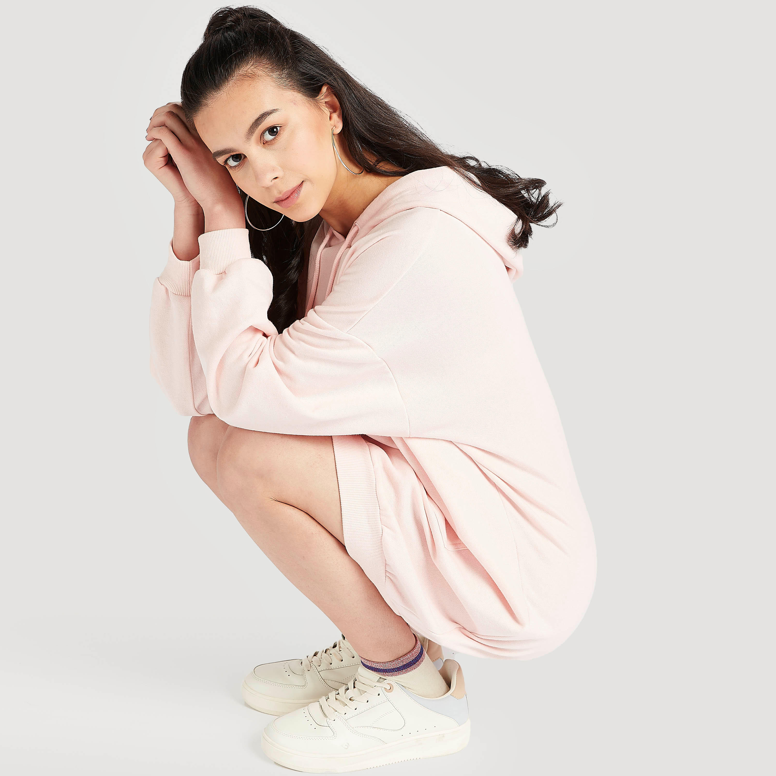 فستان جامبر بقبّعة وأكمام قصيرة وطبعات بينك بانثر-women-clothing-dresses-image-5