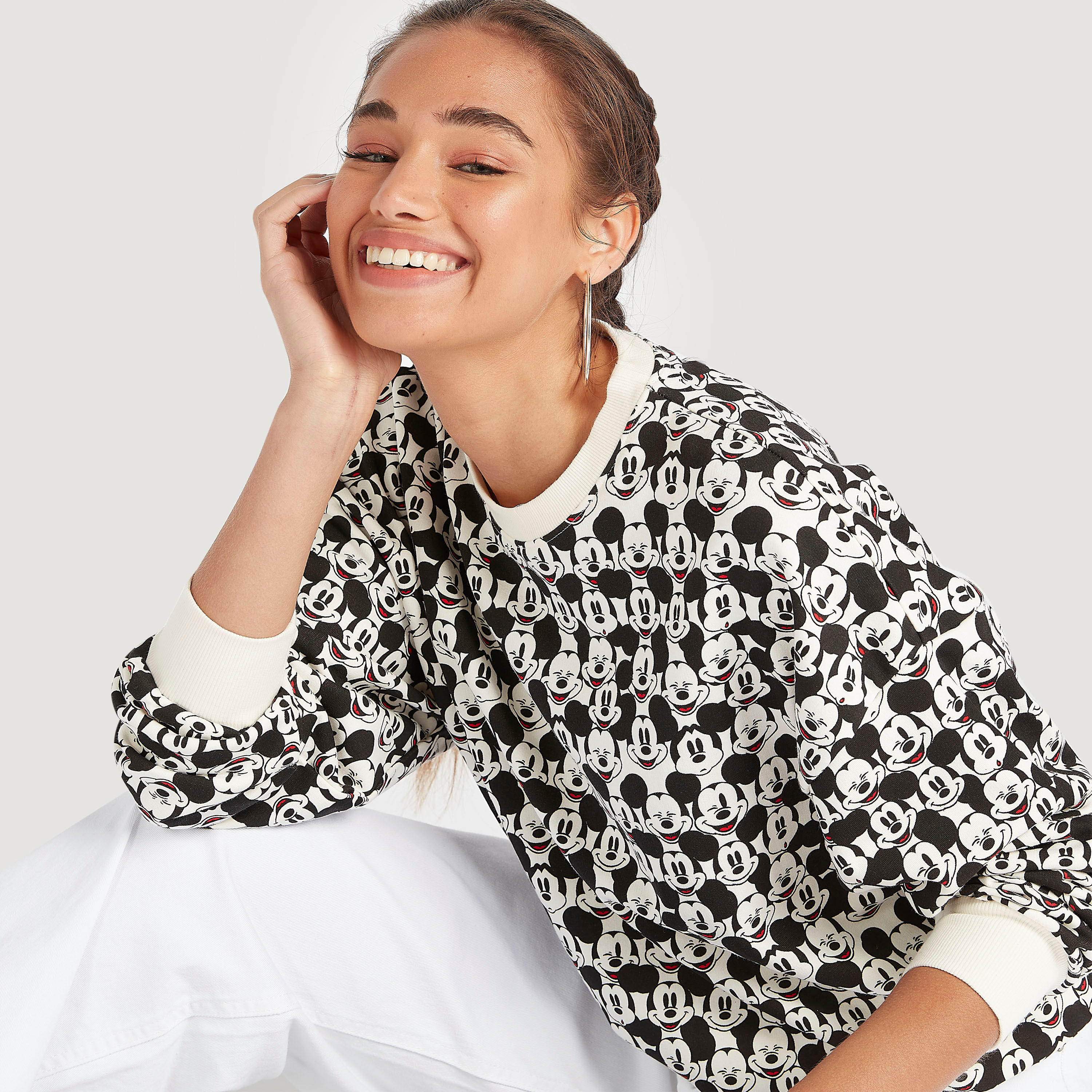 سويت شيرت بياقة ضيقة وأكمام طويلة وطبعات ميكي ماوس-women-winterwear-hoodiesandsweatshirts-sweatshirts-image-3