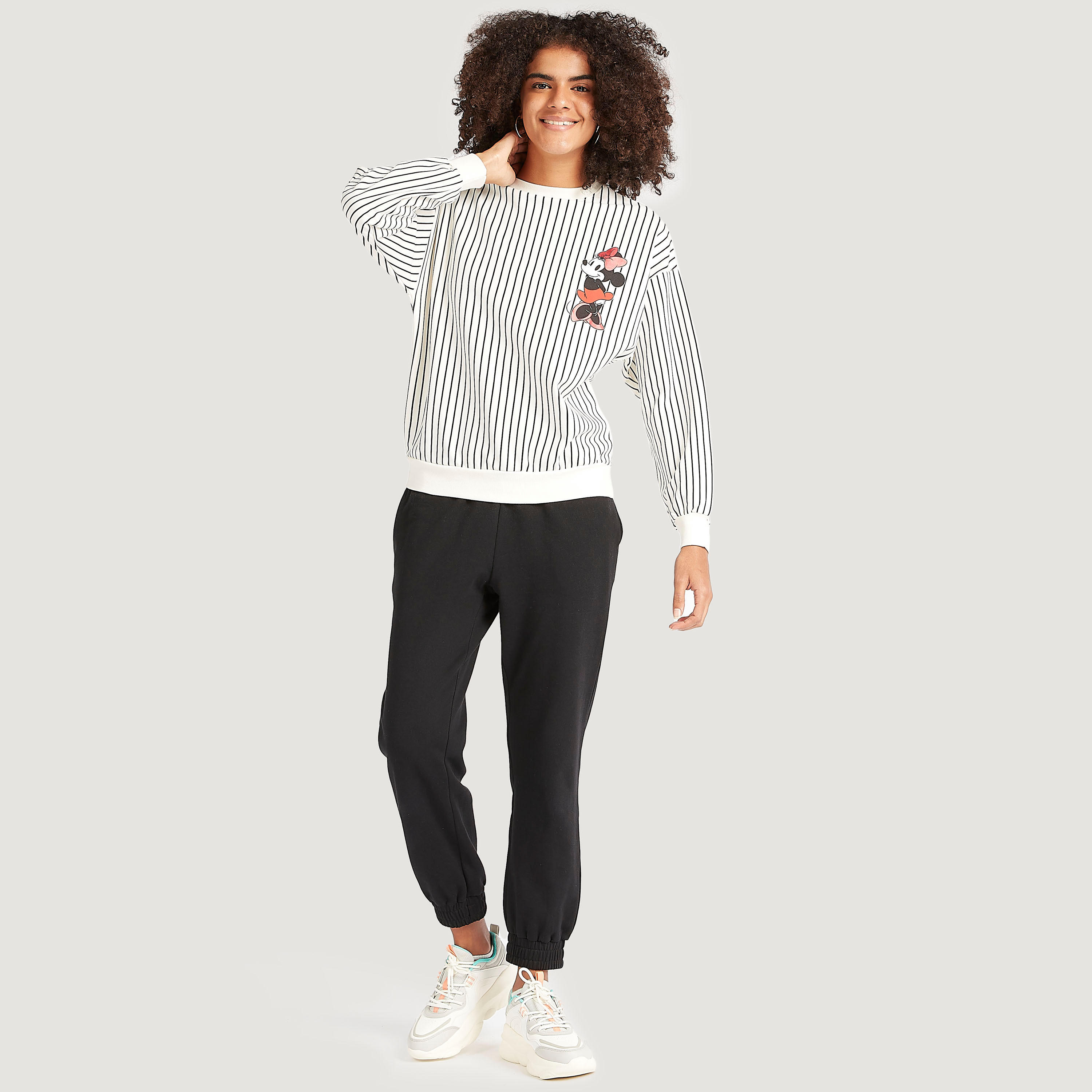 سويت شيرت بياقة ضيّقة وطبعات ميني ماوس وأكمام طويلة-women-winterwear-hoodiesandsweatshirts-sweatshirts-image-2
