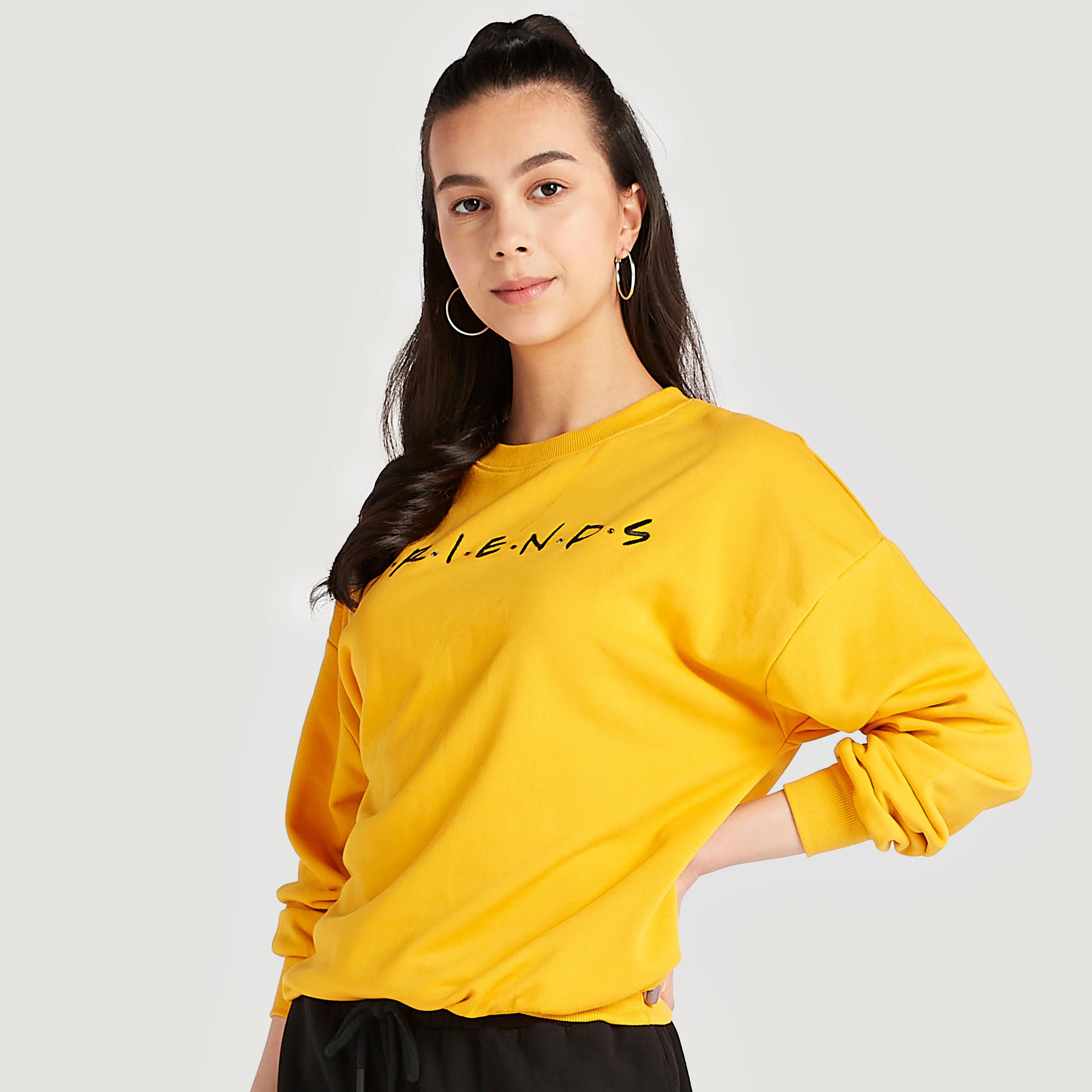 سويت شيرت بياقة ضيّقة وأكمام طويلة وطبعات ف.ر.ي.ن.د.ز-women-winterwear-hoodiesandsweatshirts-sweatshirts-image-1