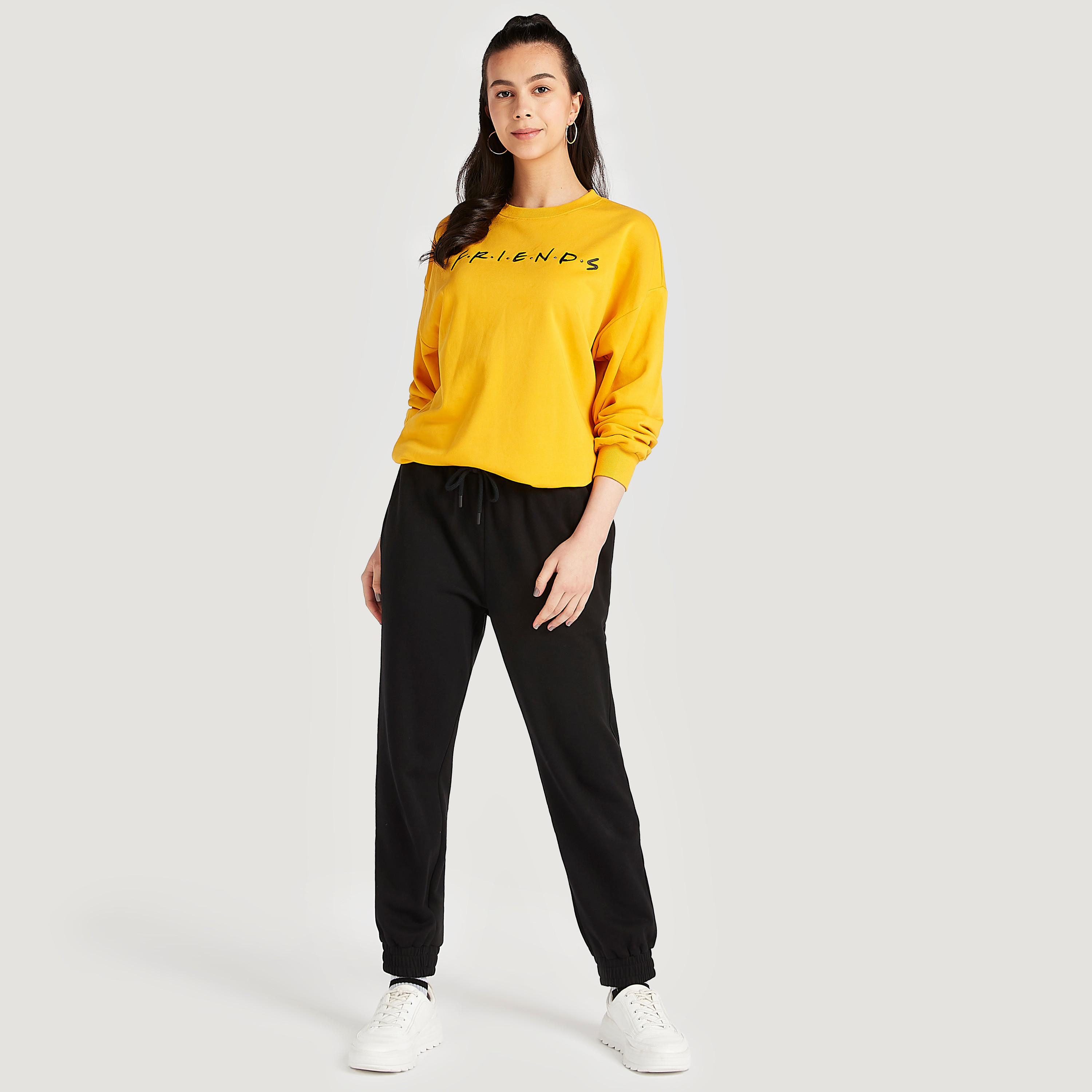 سويت شيرت بياقة ضيّقة وأكمام طويلة وطبعات ف.ر.ي.ن.د.ز-women-winterwear-hoodiesandsweatshirts-sweatshirts-image-2