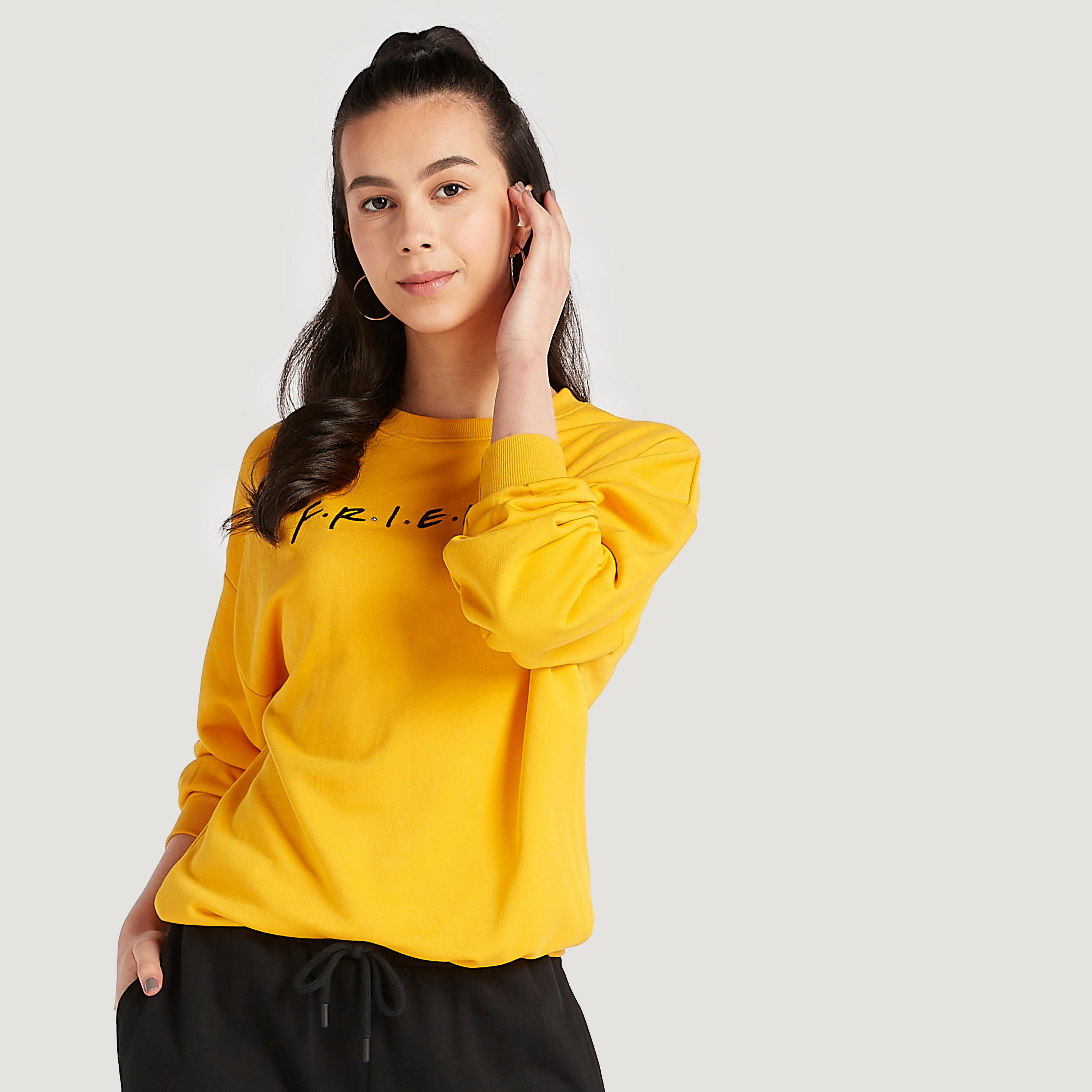 سويت شيرت بياقة ضيّقة وأكمام طويلة وطبعات ف.ر.ي.ن.د.ز-women-winterwear-hoodiesandsweatshirts-sweatshirts-image-3