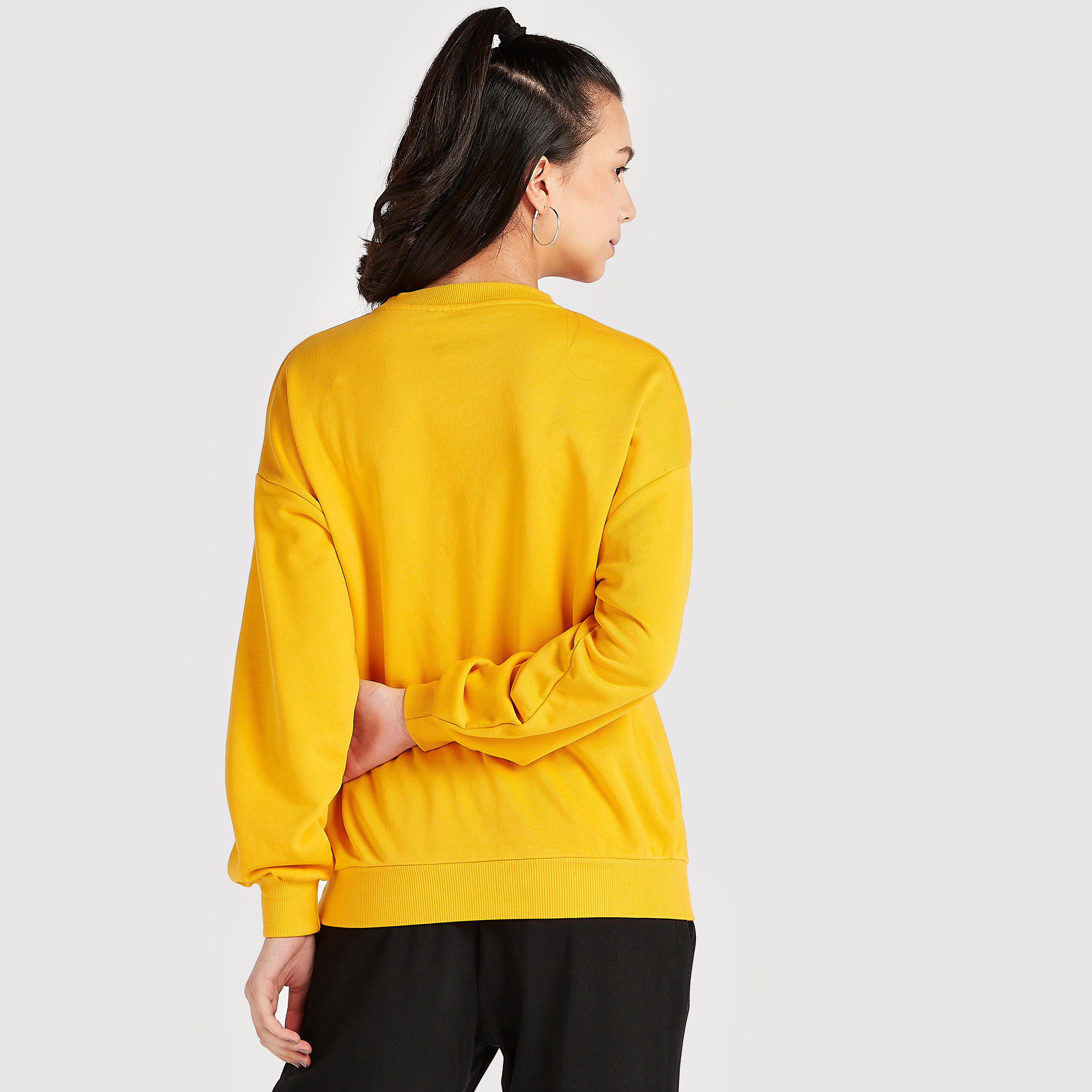 سويت شيرت بياقة ضيّقة وأكمام طويلة وطبعات ف.ر.ي.ن.د.ز-women-winterwear-hoodiesandsweatshirts-sweatshirts-image-4