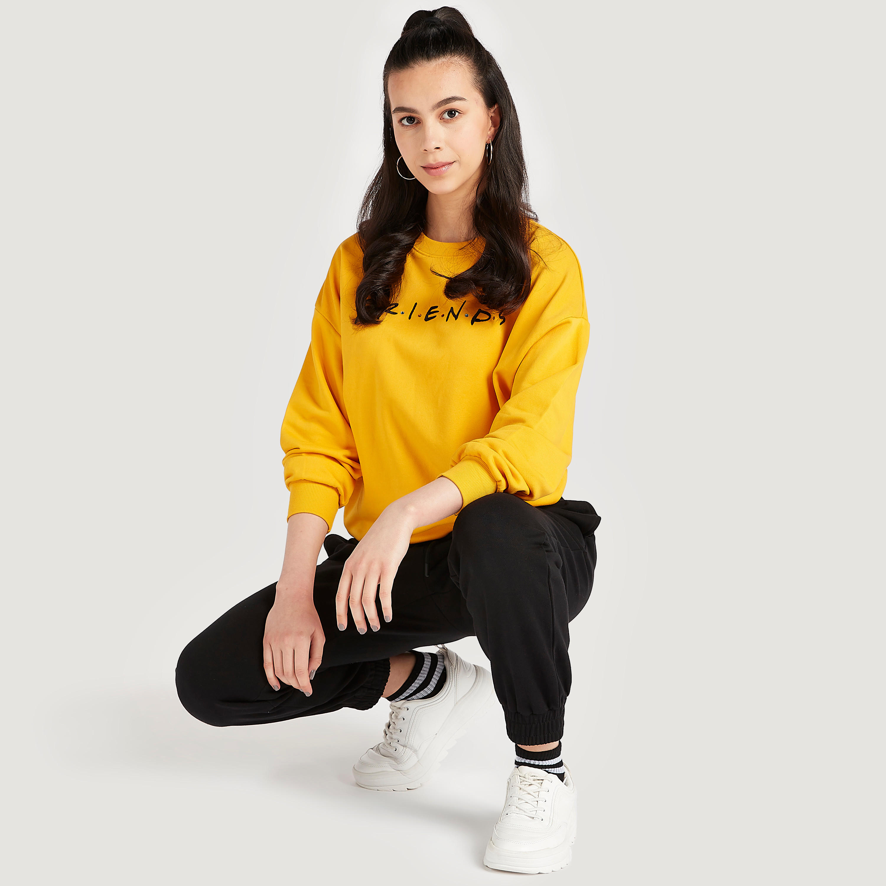 سويت شيرت بياقة ضيّقة وأكمام طويلة وطبعات ف.ر.ي.ن.د.ز-women-winterwear-hoodiesandsweatshirts-sweatshirts-image-5
