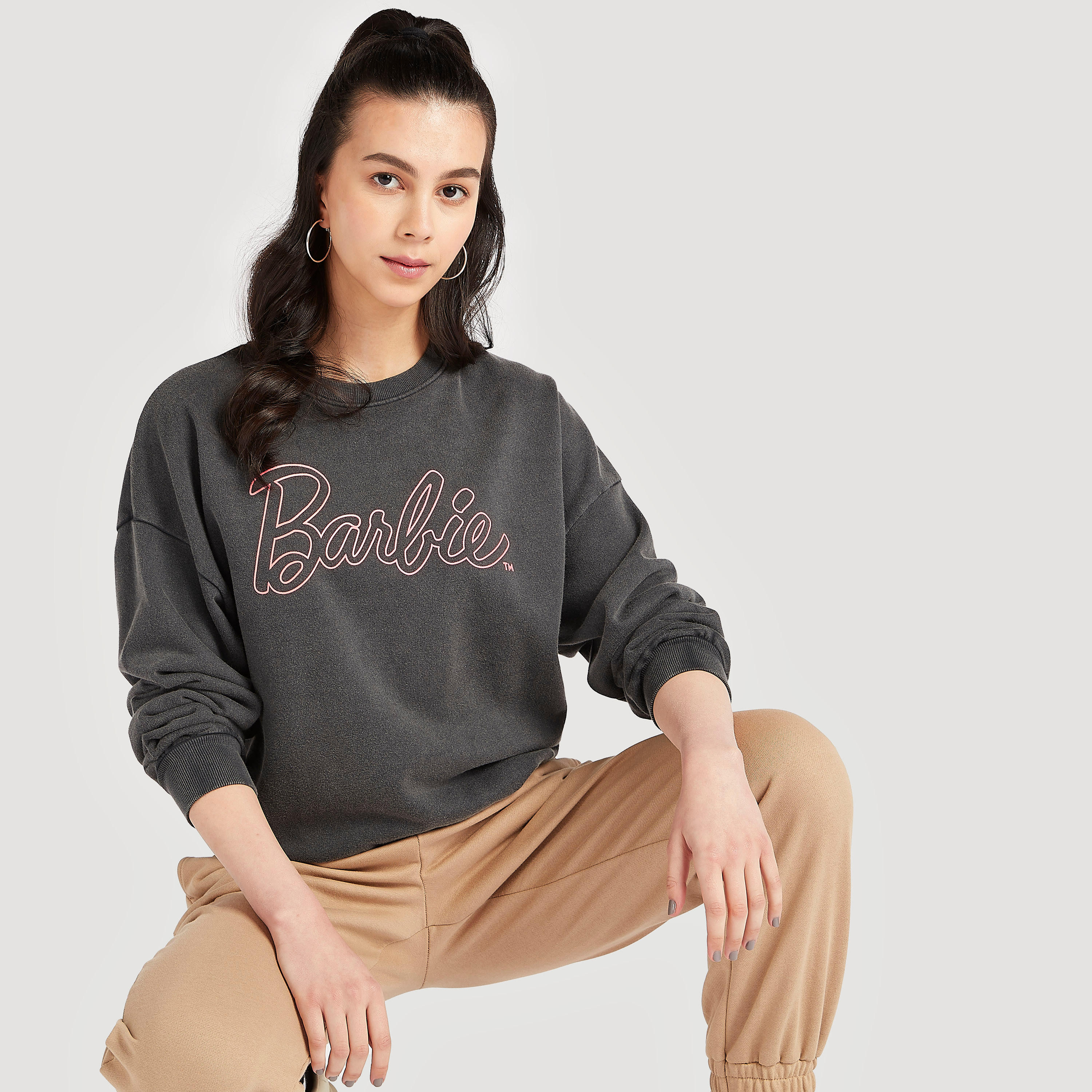 سويت شيرت بياقة ضيّقة وأكمام طويلة وطبعات باربي-women-winterwear-hoodiesandsweatshirts-sweatshirts-image-1