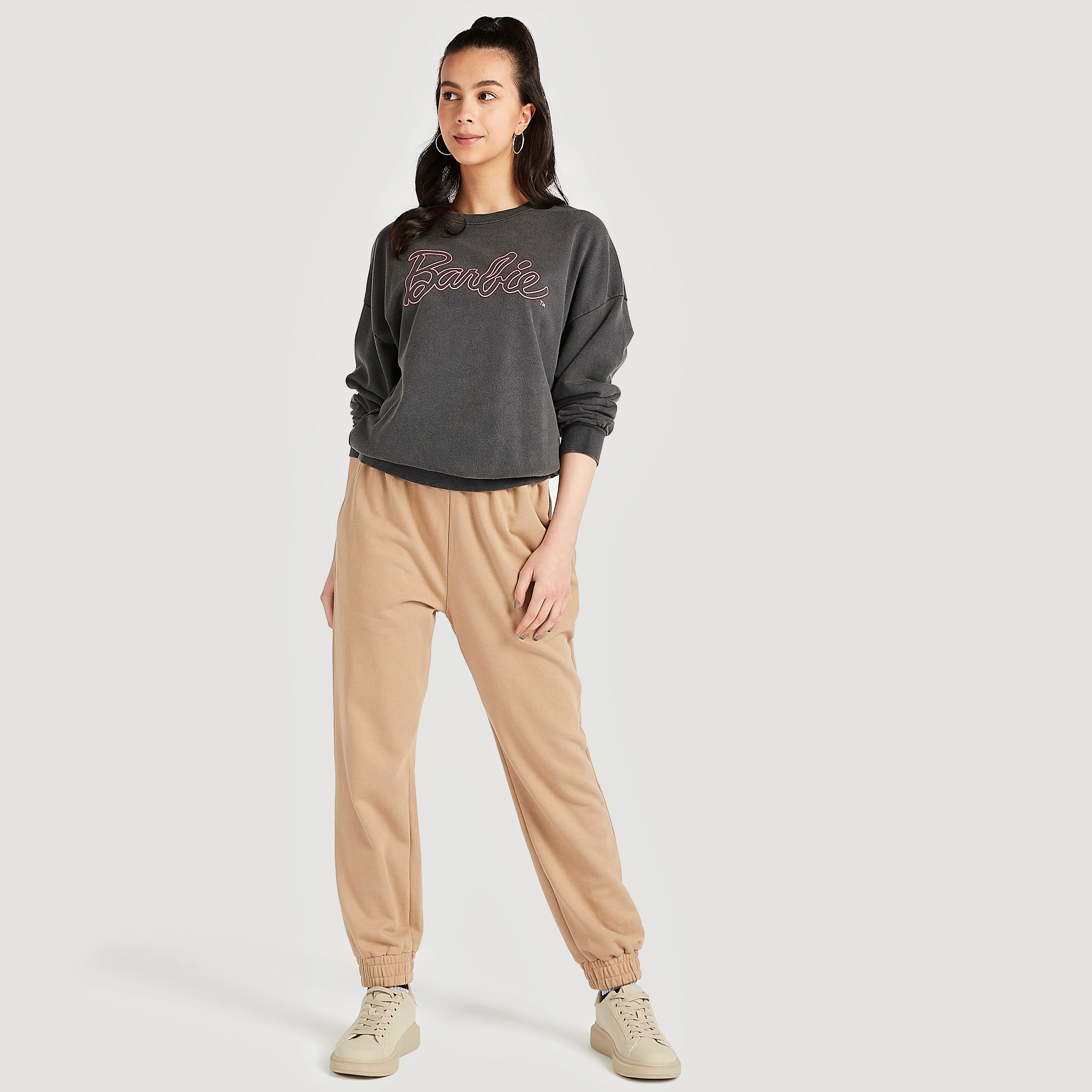 سويت شيرت بياقة ضيّقة وأكمام طويلة وطبعات باربي-women-winterwear-hoodiesandsweatshirts-sweatshirts-image-2