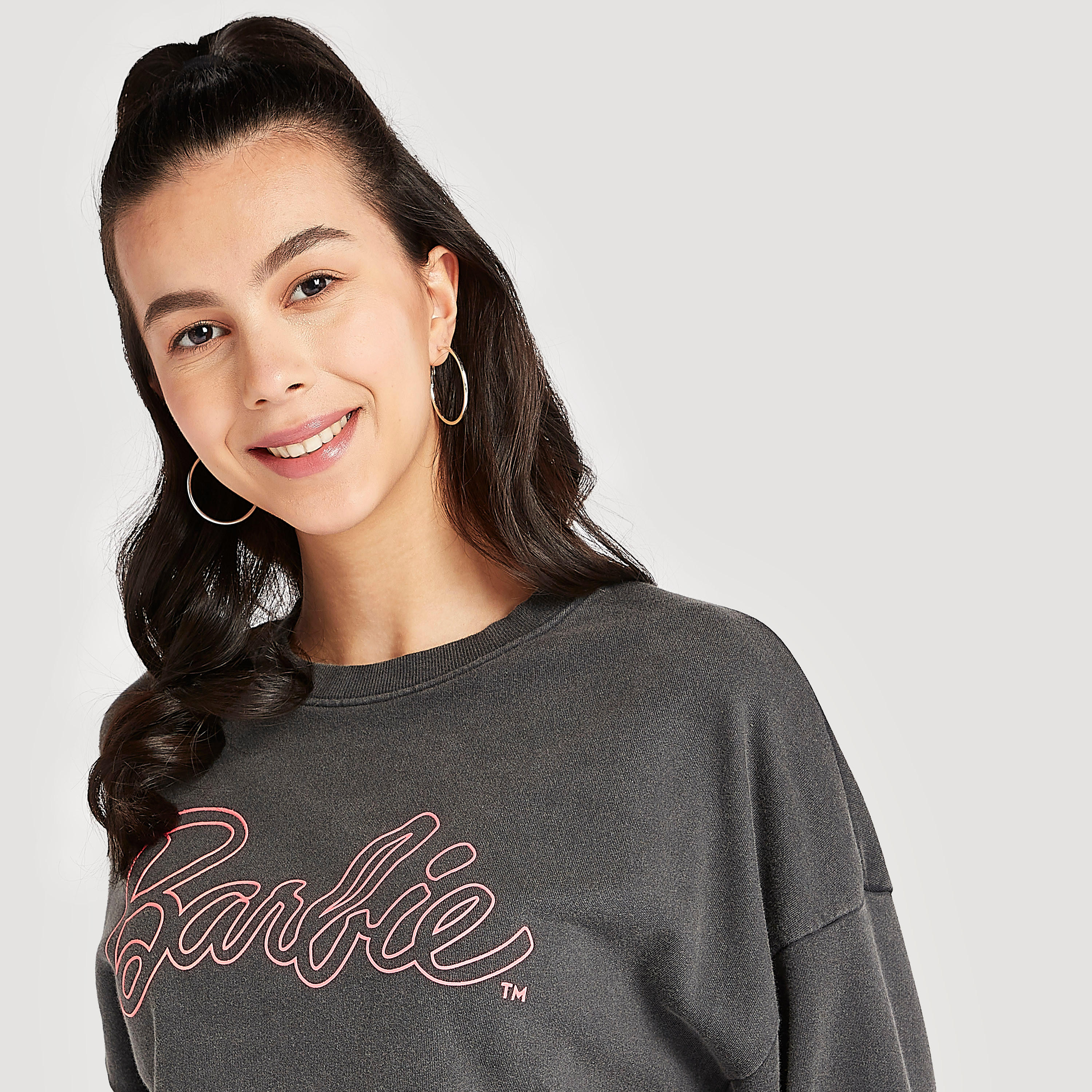 سويت شيرت بياقة ضيّقة وأكمام طويلة وطبعات باربي-women-winterwear-hoodiesandsweatshirts-sweatshirts-image-3