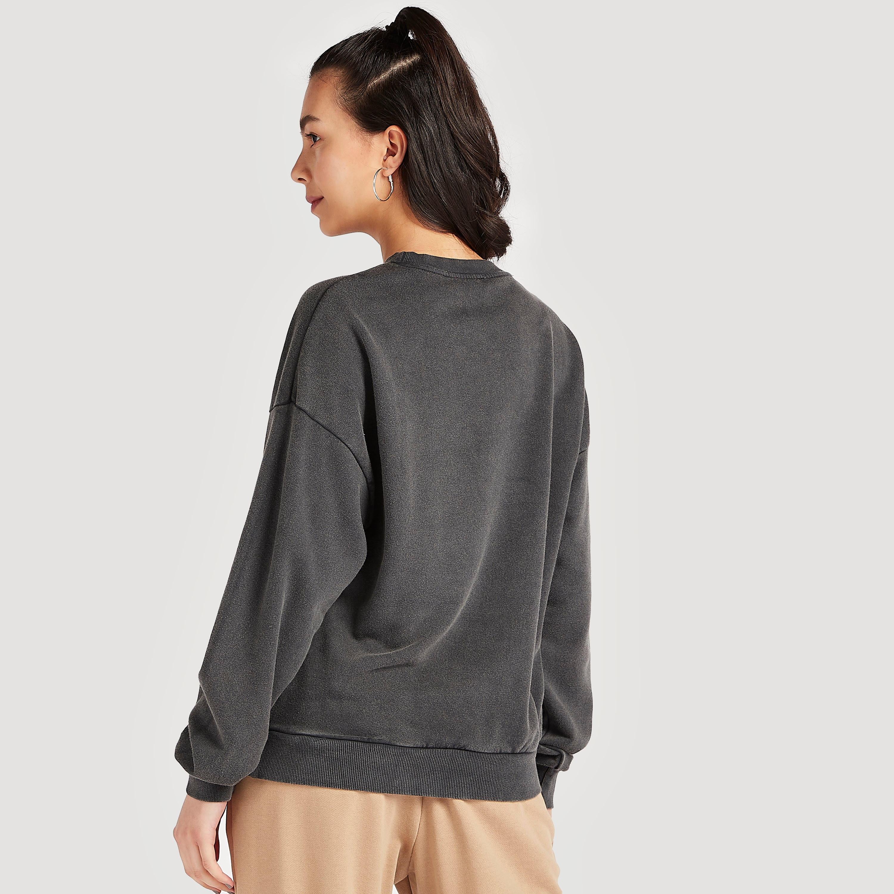 سويت شيرت بياقة ضيّقة وأكمام طويلة وطبعات باربي-women-winterwear-hoodiesandsweatshirts-sweatshirts-image-4