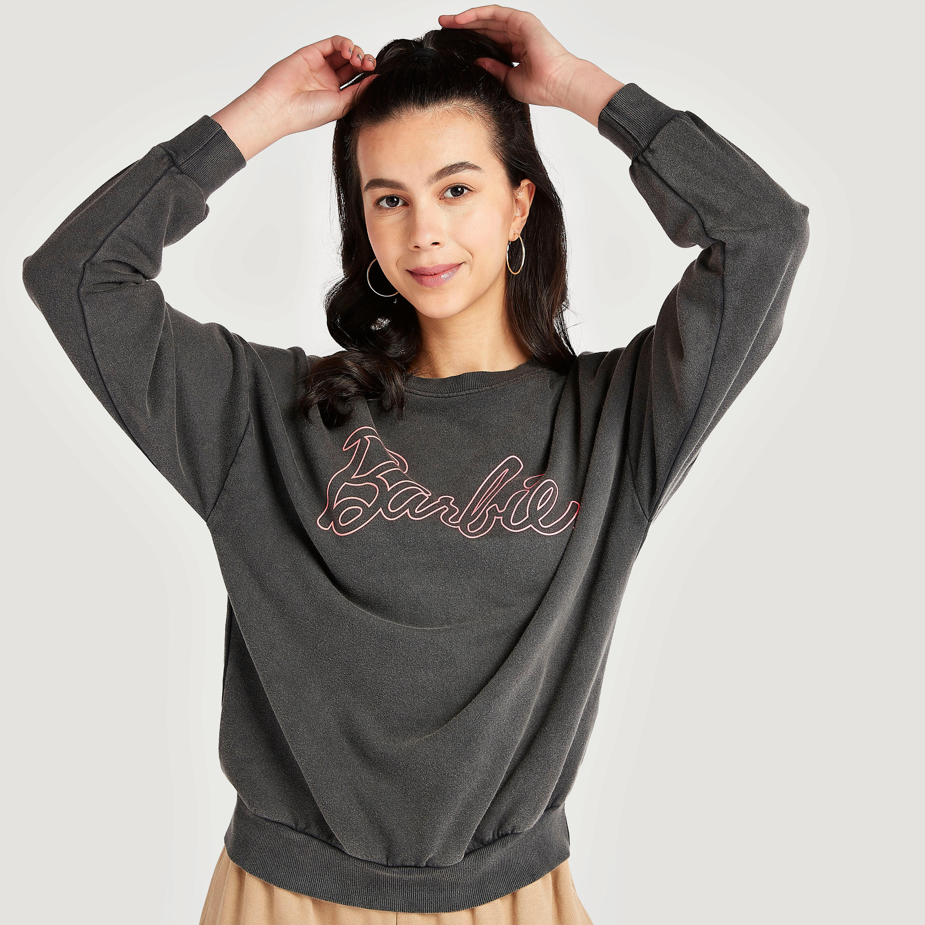سويت شيرت بياقة ضيّقة وأكمام طويلة وطبعات باربي-women-winterwear-hoodiesandsweatshirts-sweatshirts-image-5