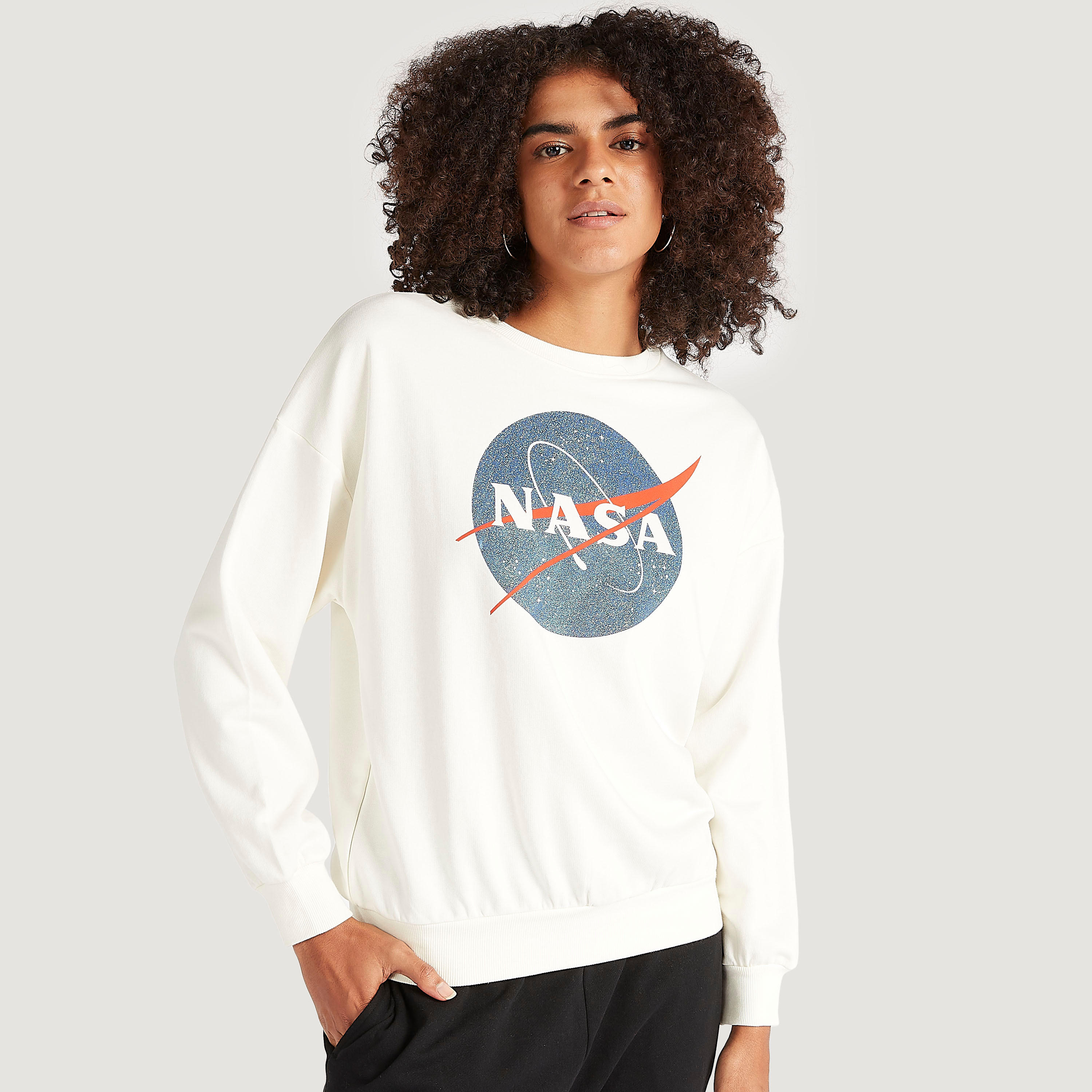 سويت شيرت مستدام بياقة ضيقة وأكمام طويلة وطبعات ناسا-women-winterwear-hoodiesandsweatshirts-sweatshirts-image-1