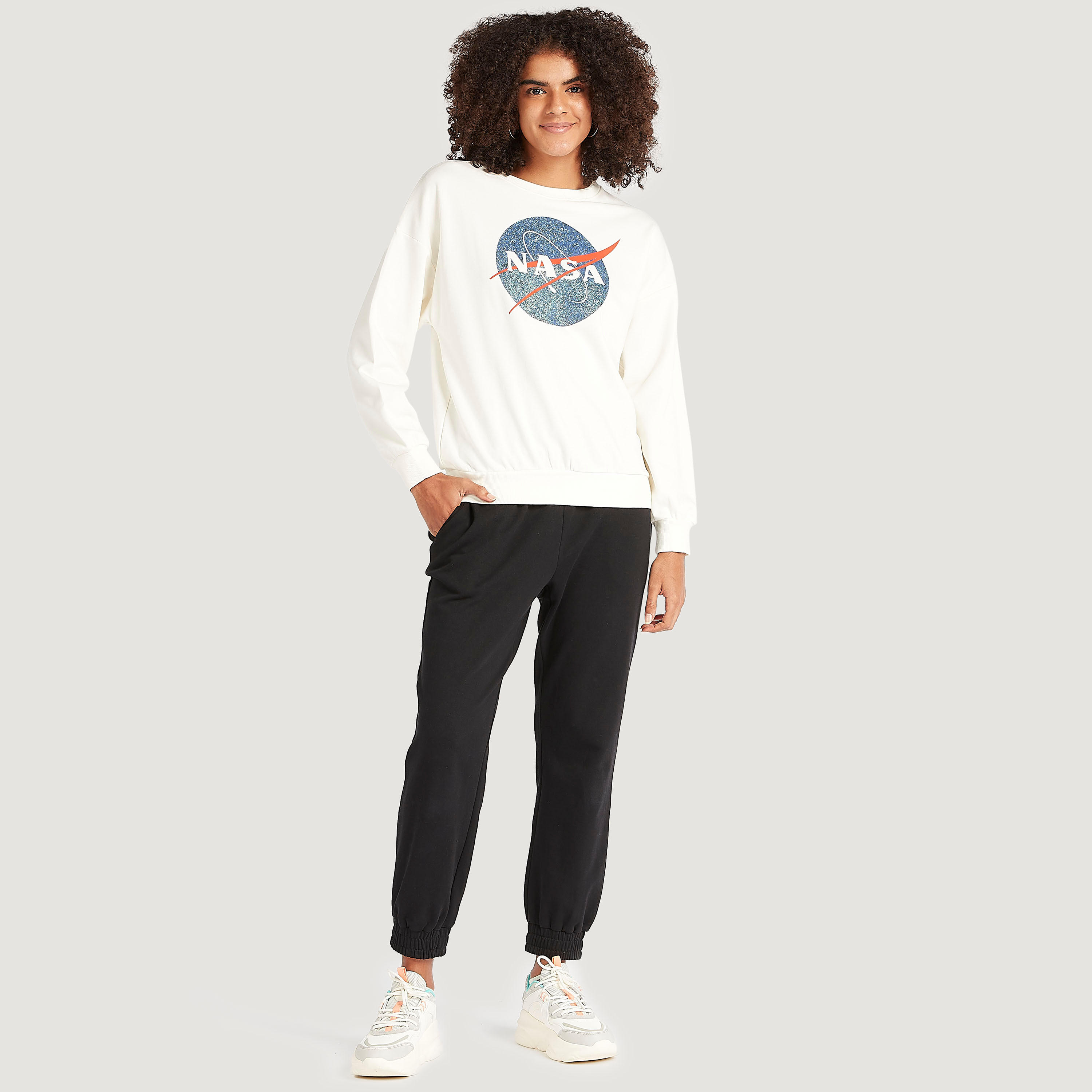 سويت شيرت مستدام بياقة ضيقة وأكمام طويلة وطبعات ناسا-women-winterwear-hoodiesandsweatshirts-sweatshirts-image-2