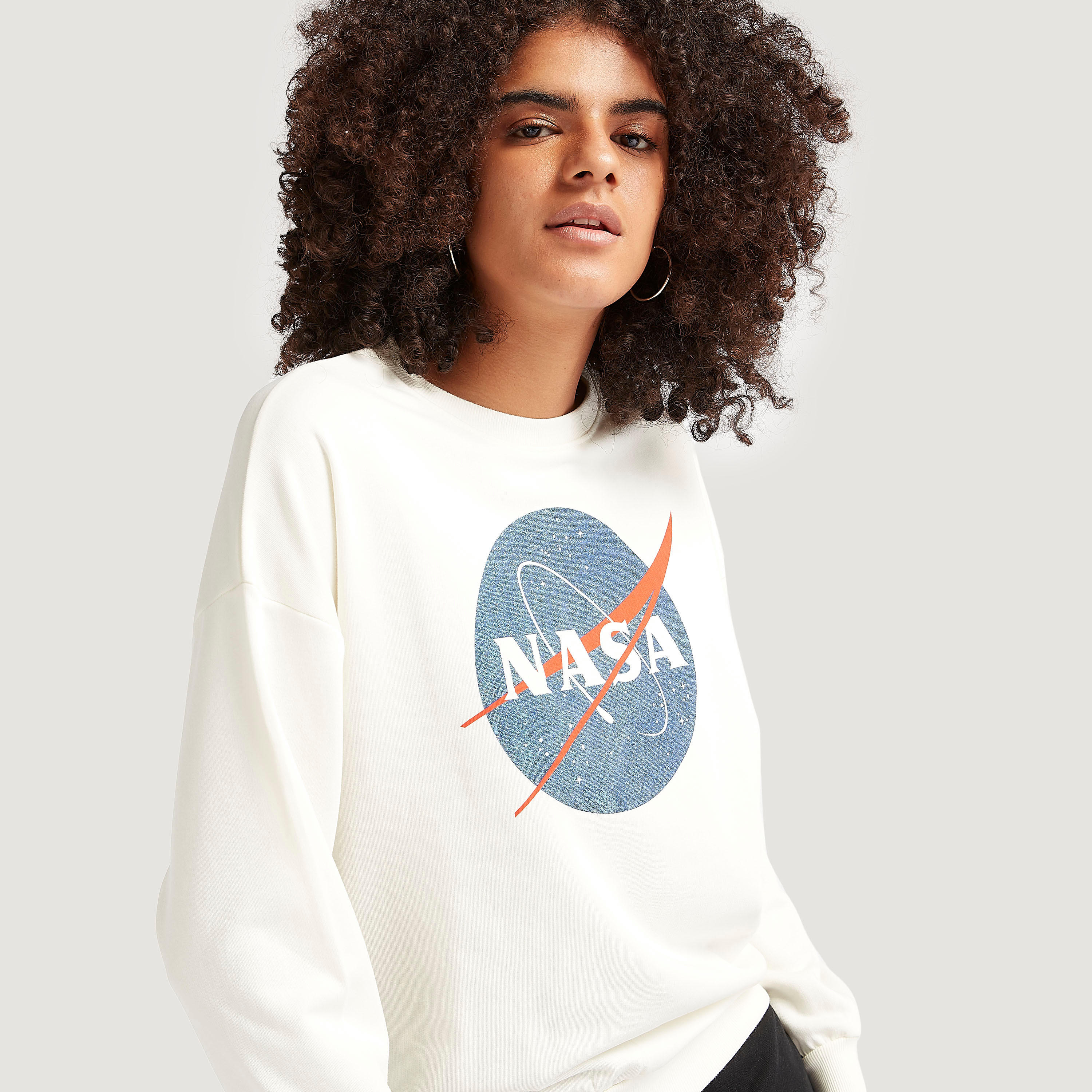 سويت شيرت مستدام بياقة ضيقة وأكمام طويلة وطبعات ناسا-women-winterwear-hoodiesandsweatshirts-sweatshirts-image-3