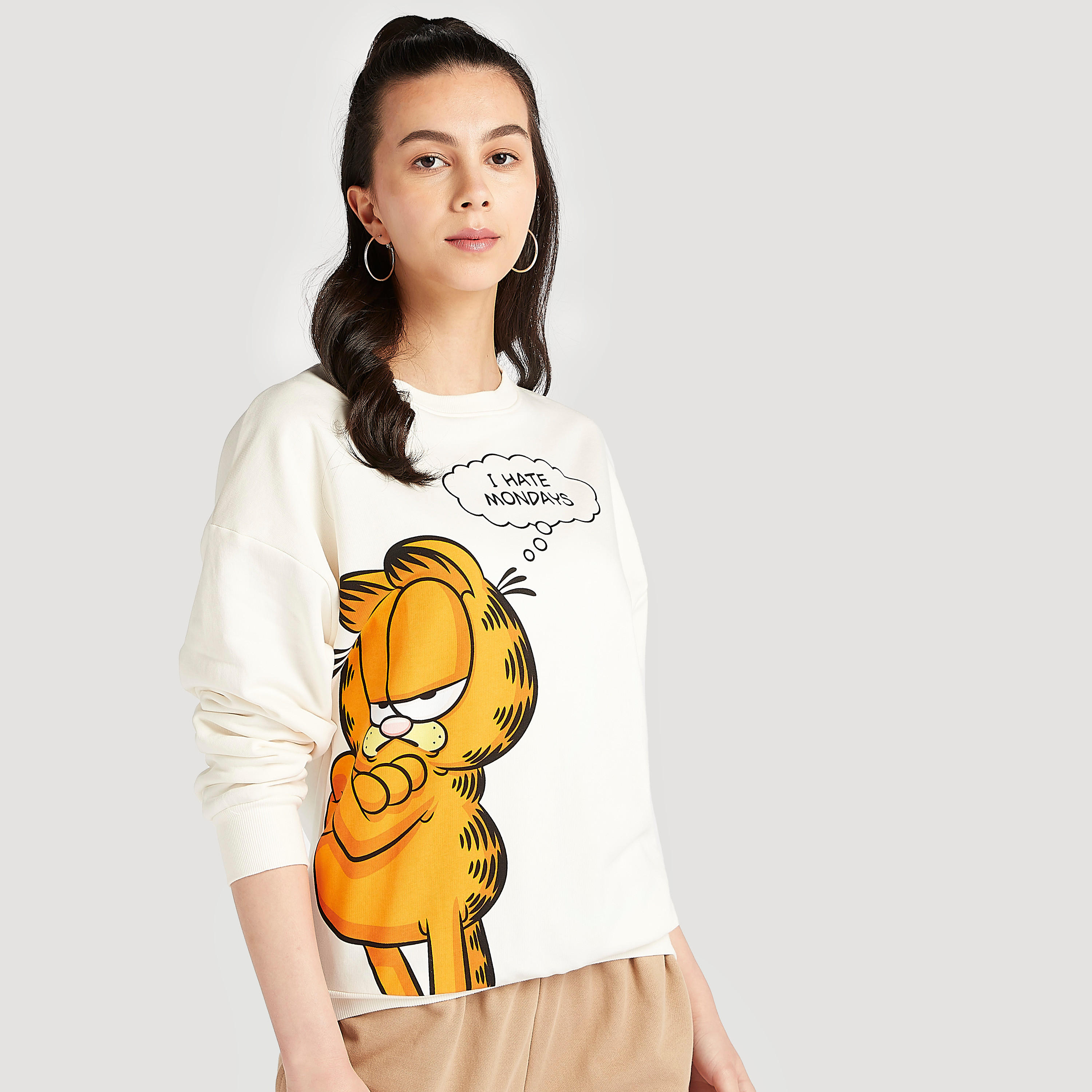 سويت شيرت بياقة ضيّقة وطبعات غارفيلد وأكمام طويلة-women-winterwear-hoodiesandsweatshirts-sweatshirts-image-1