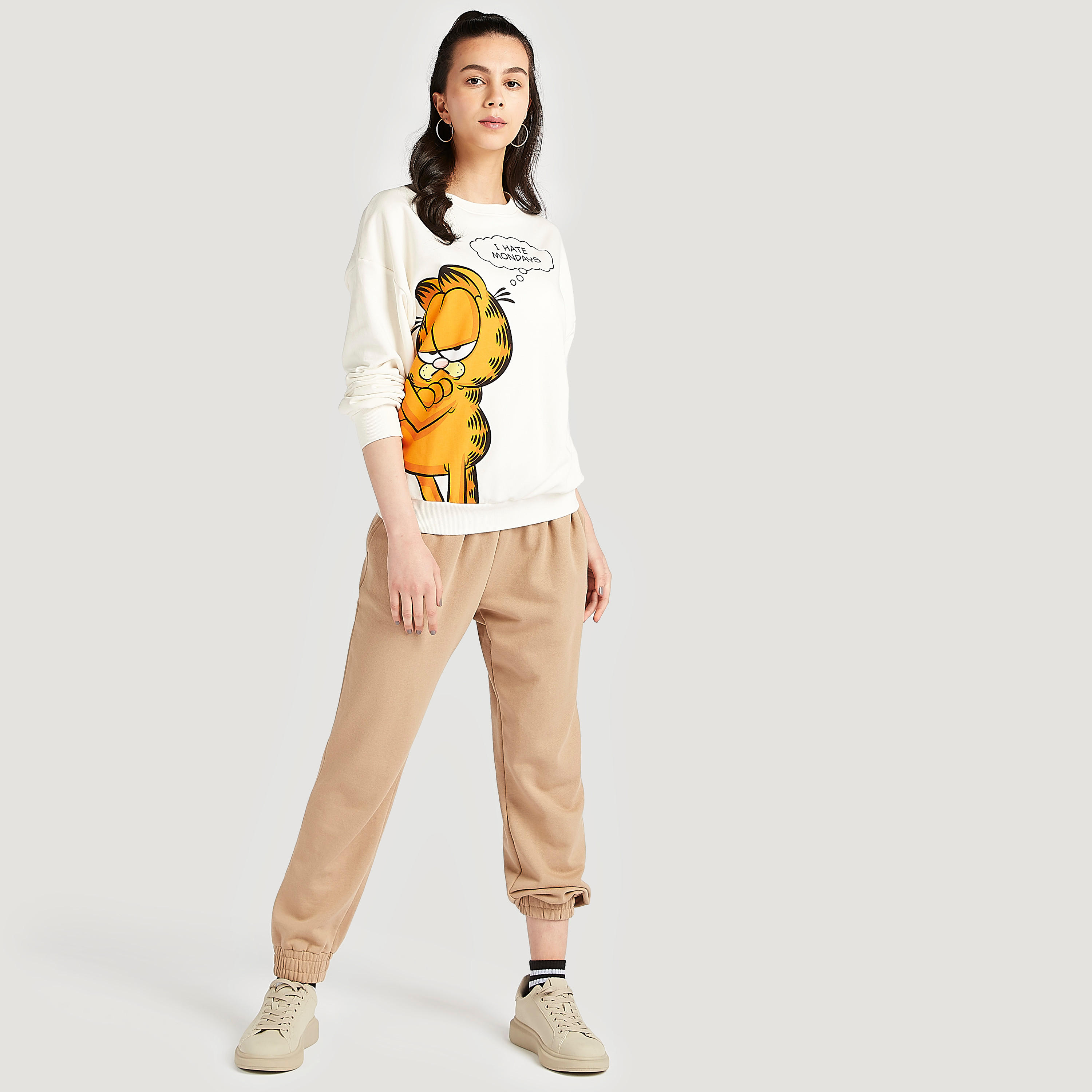 سويت شيرت بياقة ضيّقة وطبعات غارفيلد وأكمام طويلة-women-winterwear-hoodiesandsweatshirts-sweatshirts-image-2