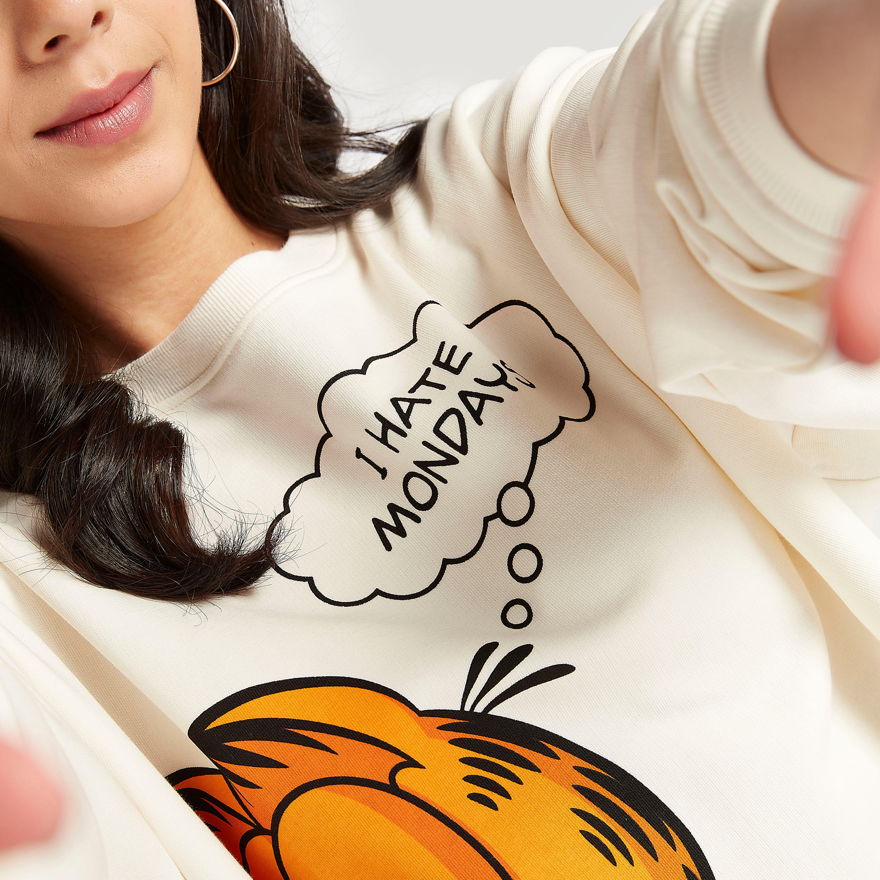 سويت شيرت بياقة ضيّقة وطبعات غارفيلد وأكمام طويلة-women-winterwear-hoodiesandsweatshirts-sweatshirts-image-3