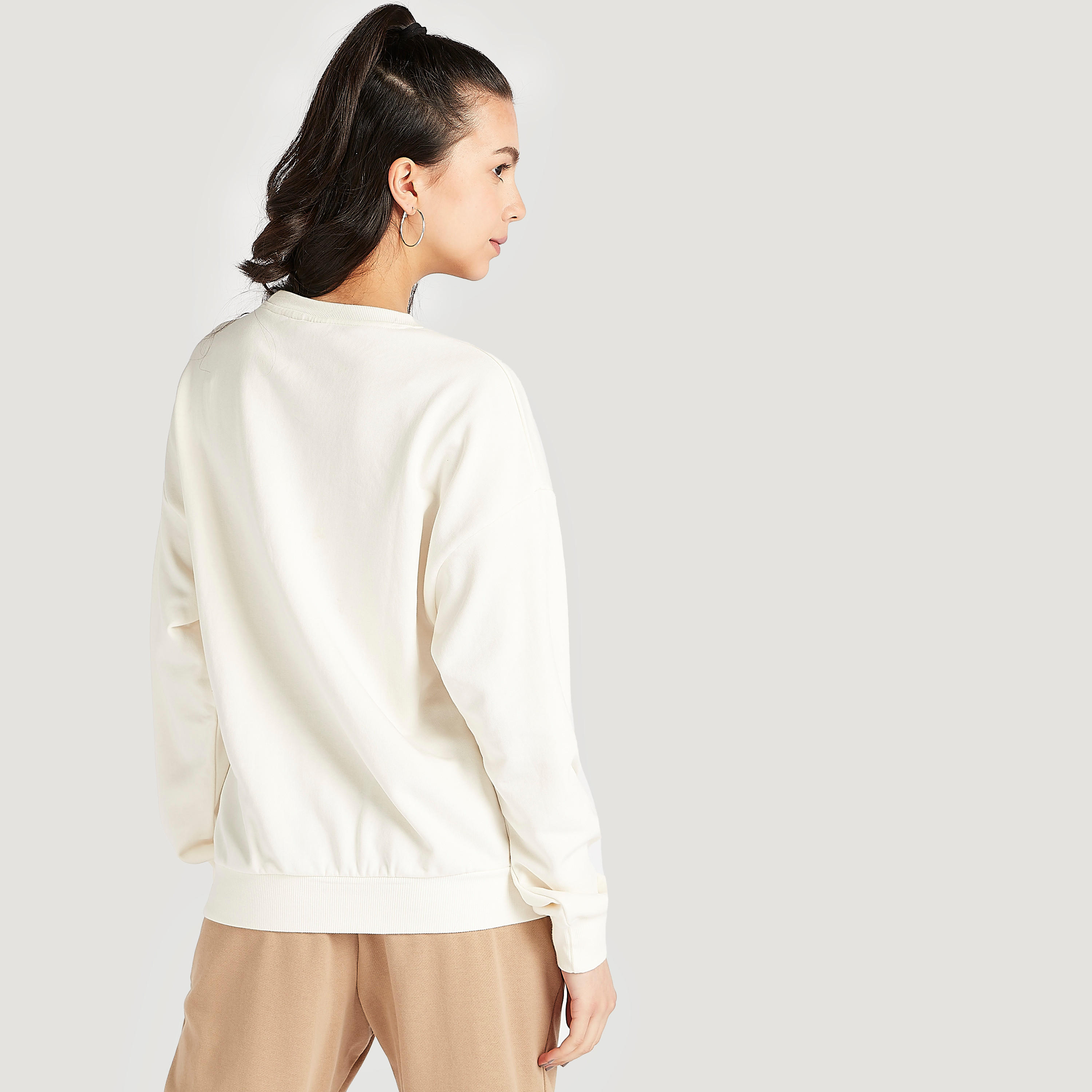 سويت شيرت بياقة ضيّقة وطبعات غارفيلد وأكمام طويلة-women-winterwear-hoodiesandsweatshirts-sweatshirts-image-4