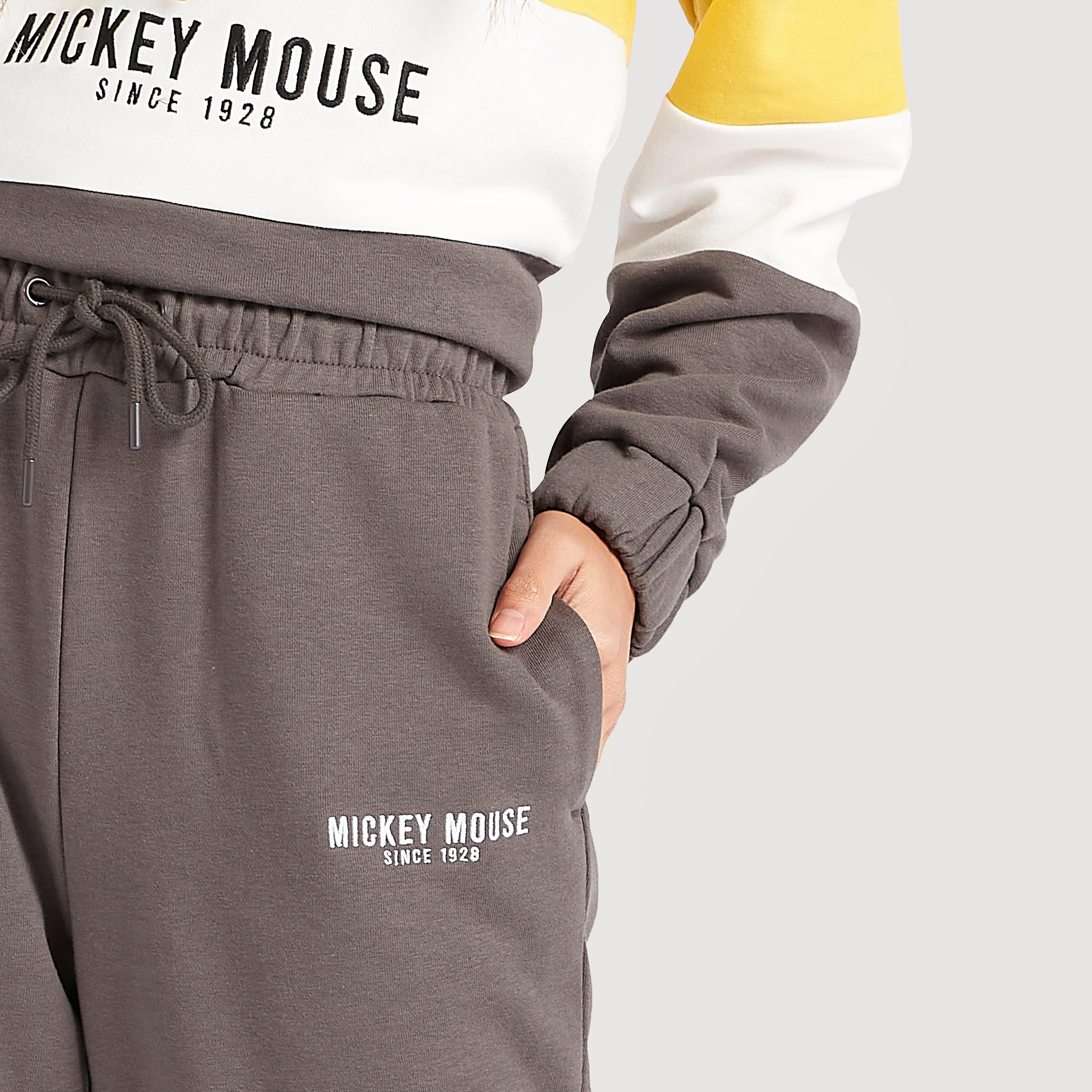 بنطلون رياضي بطبعات ميكي ماوس وخصر مطّاطي متوسّط الارتفاع-women-clothing-bottoms-joggers-image-4