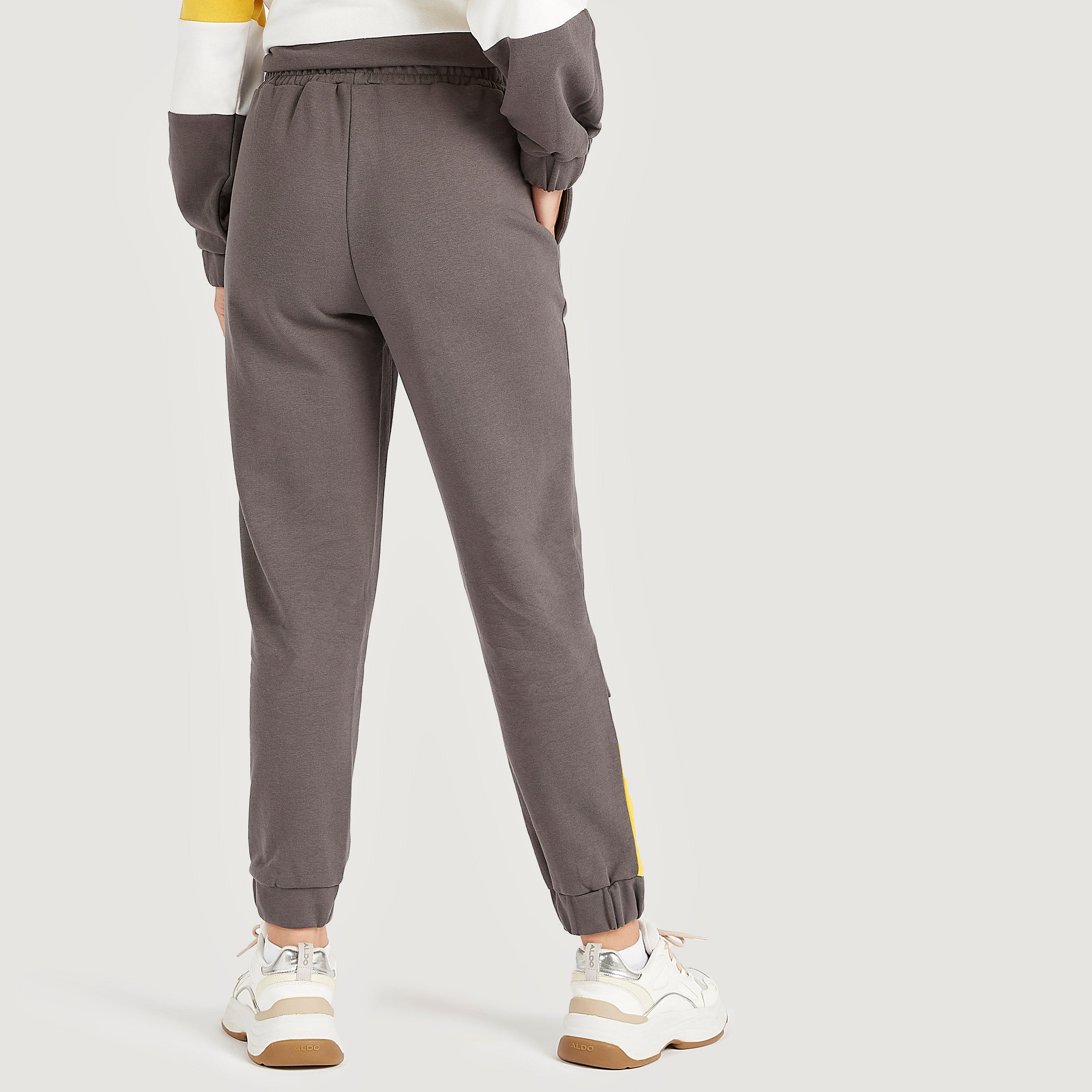 بنطلون رياضي بطبعات ميكي ماوس وخصر مطّاطي متوسّط الارتفاع-women-clothing-bottoms-joggers-image-5