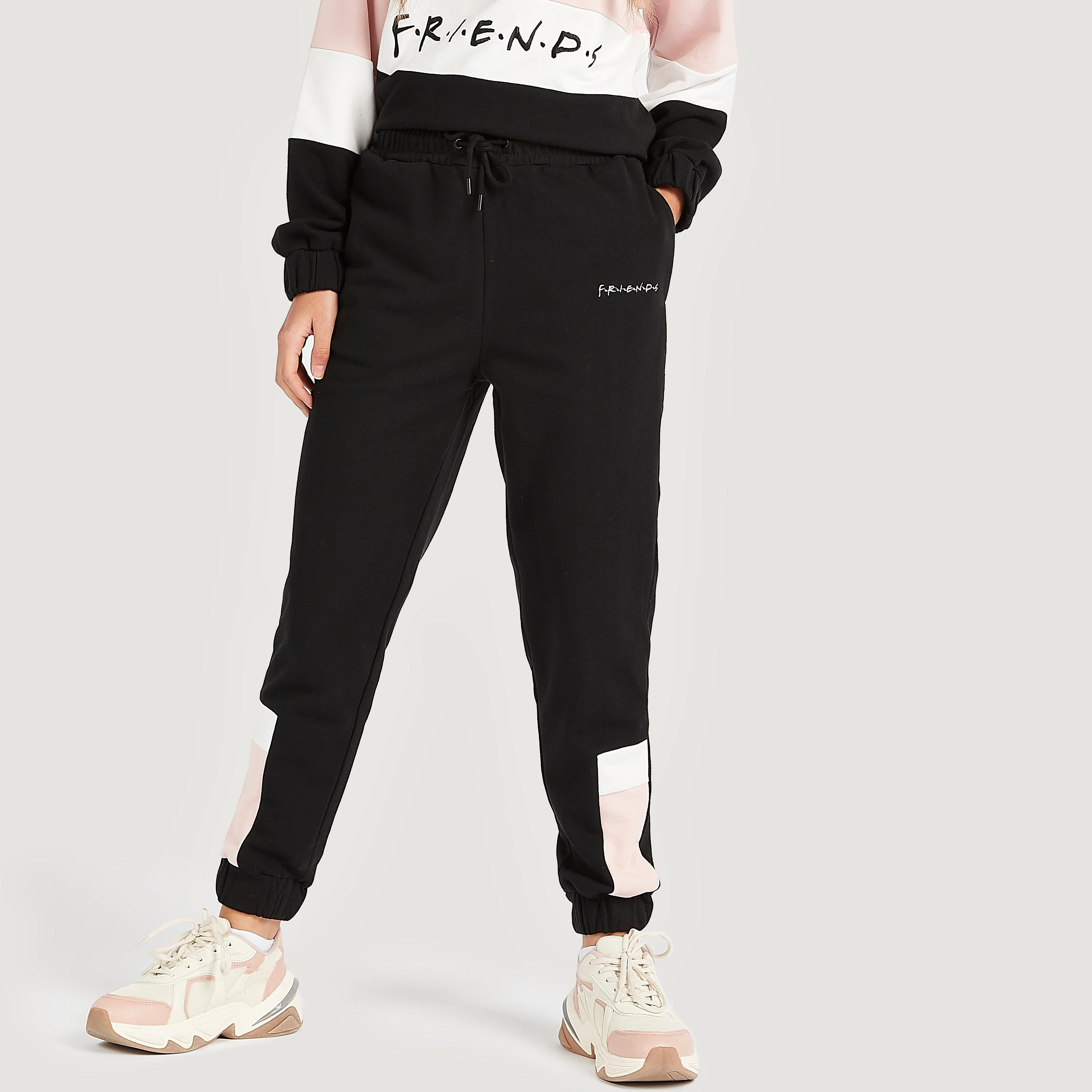 بنطلون رياضي بخصر مطّاطي وطبعات فريندز وخصر مطّاطي وجيوب-women-clothing-bottoms-joggers-image-1