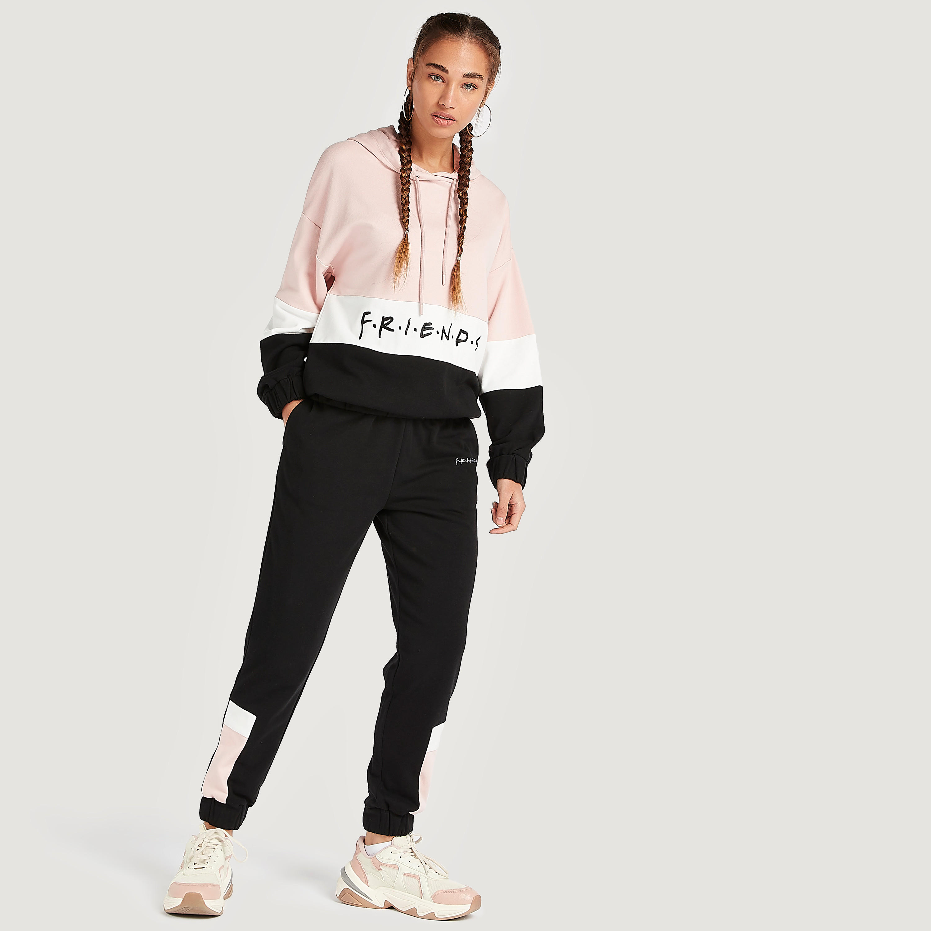 بنطلون رياضي بخصر مطّاطي وطبعات فريندز وخصر مطّاطي وجيوب-women-clothing-bottoms-joggers-image-2