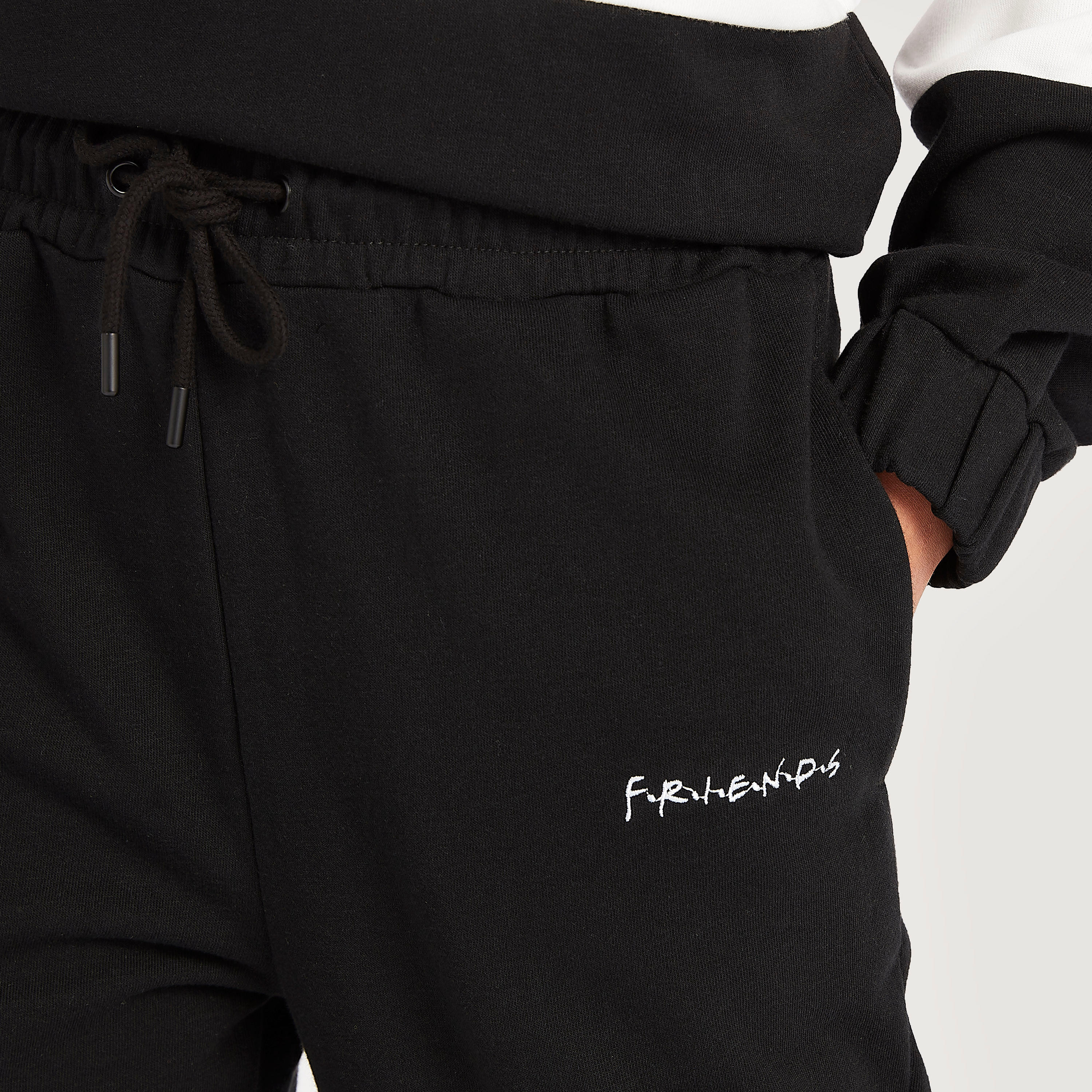 بنطلون رياضي بخصر مطّاطي وطبعات فريندز وخصر مطّاطي وجيوب-women-clothing-bottoms-joggers-image-3