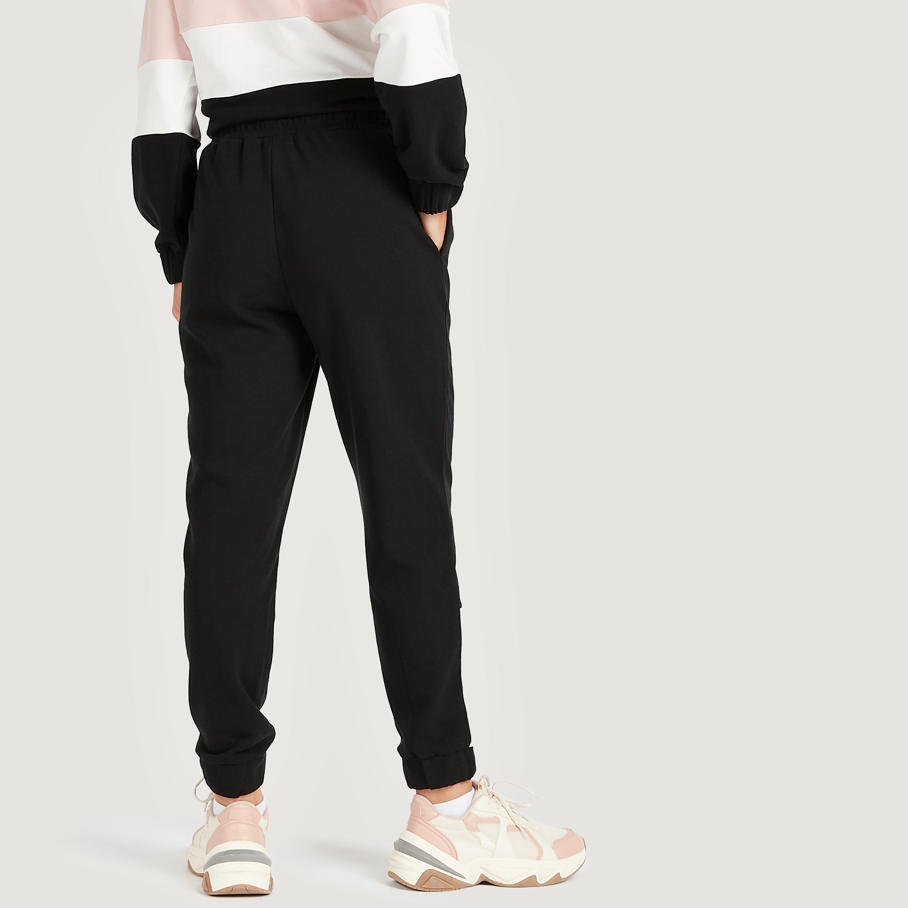 بنطلون رياضي بخصر مطّاطي وطبعات فريندز وخصر مطّاطي وجيوب-women-clothing-bottoms-joggers-image-4