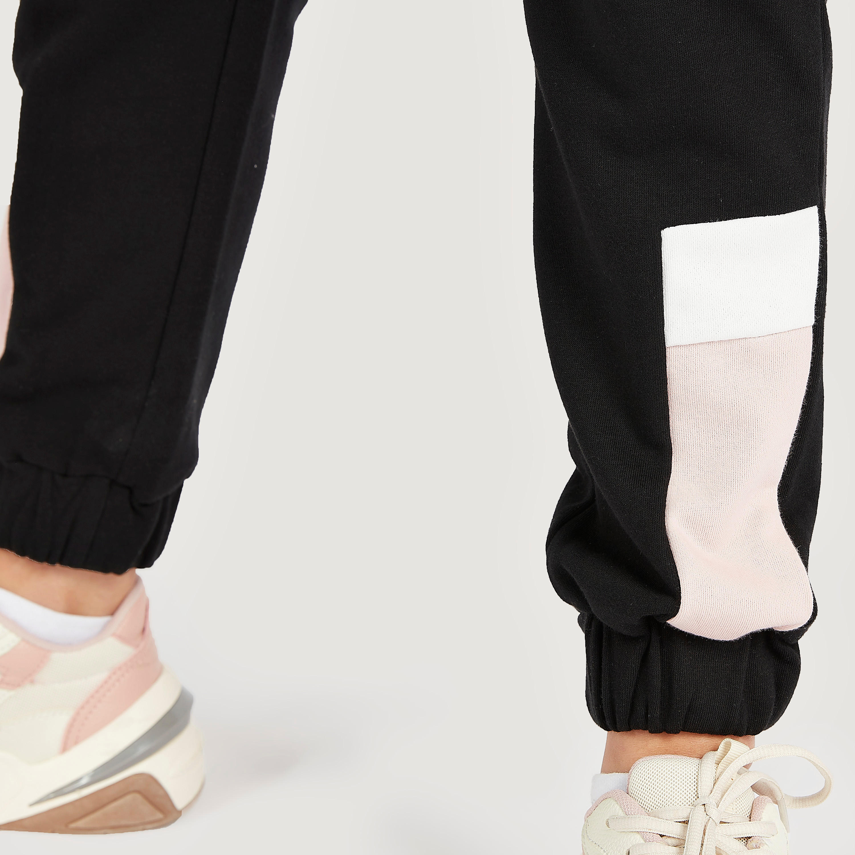 بنطلون رياضي بخصر مطّاطي وطبعات فريندز وخصر مطّاطي وجيوب-women-clothing-bottoms-joggers-image-5