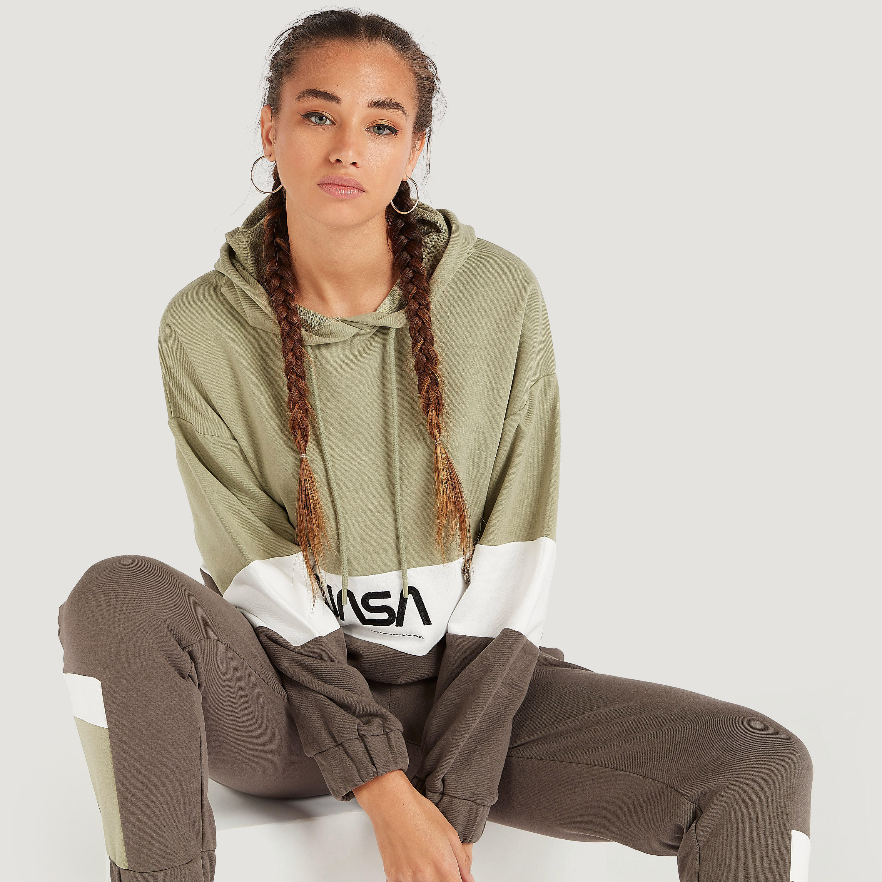 سويت شيرت بقبّعة وأكمام طويلة وطبعات ناسا-women-winterwear-hoodiesandsweatshirts-sweatshirts-image-1