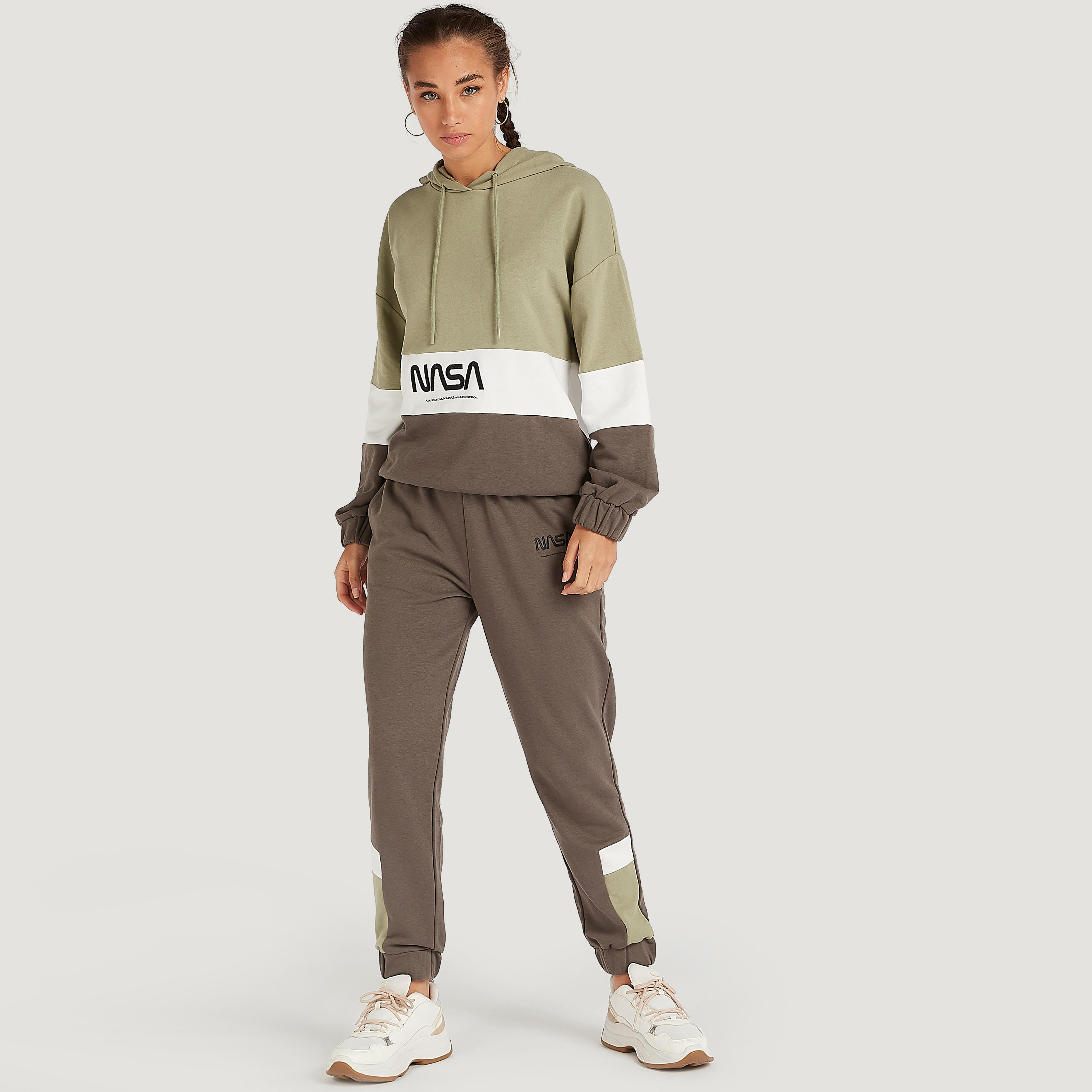 سويت شيرت بقبّعة وأكمام طويلة وطبعات ناسا-women-winterwear-hoodiesandsweatshirts-sweatshirts-image-2