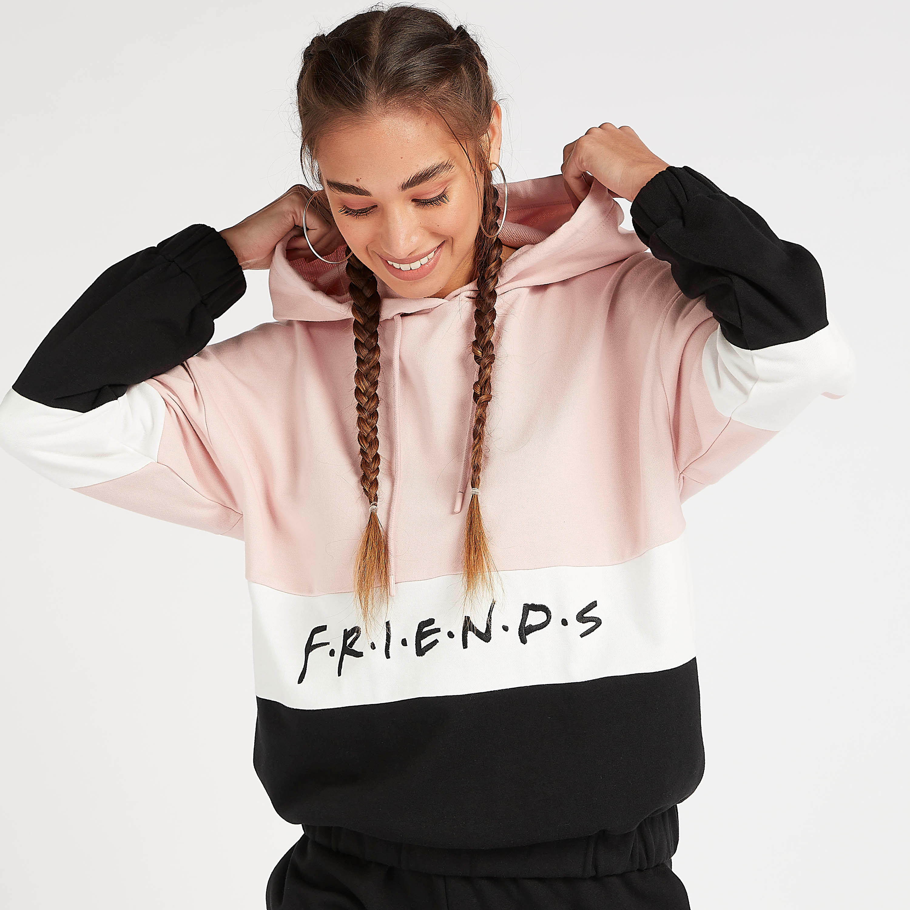 هودي واسع بأكمام طويلة وطبعات فريندز-women-winterwear-hoodiesandsweatshirts-sweatshirts-image-1