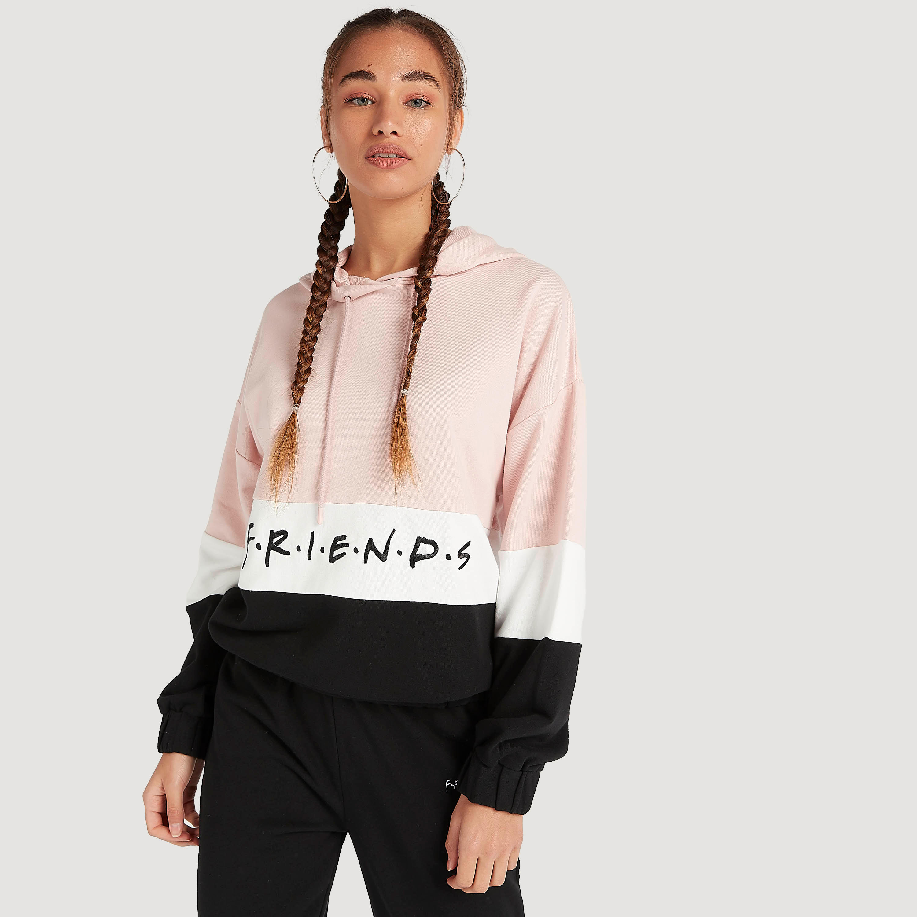 هودي واسع بأكمام طويلة وطبعات فريندز-women-winterwear-hoodiesandsweatshirts-sweatshirts-image-5