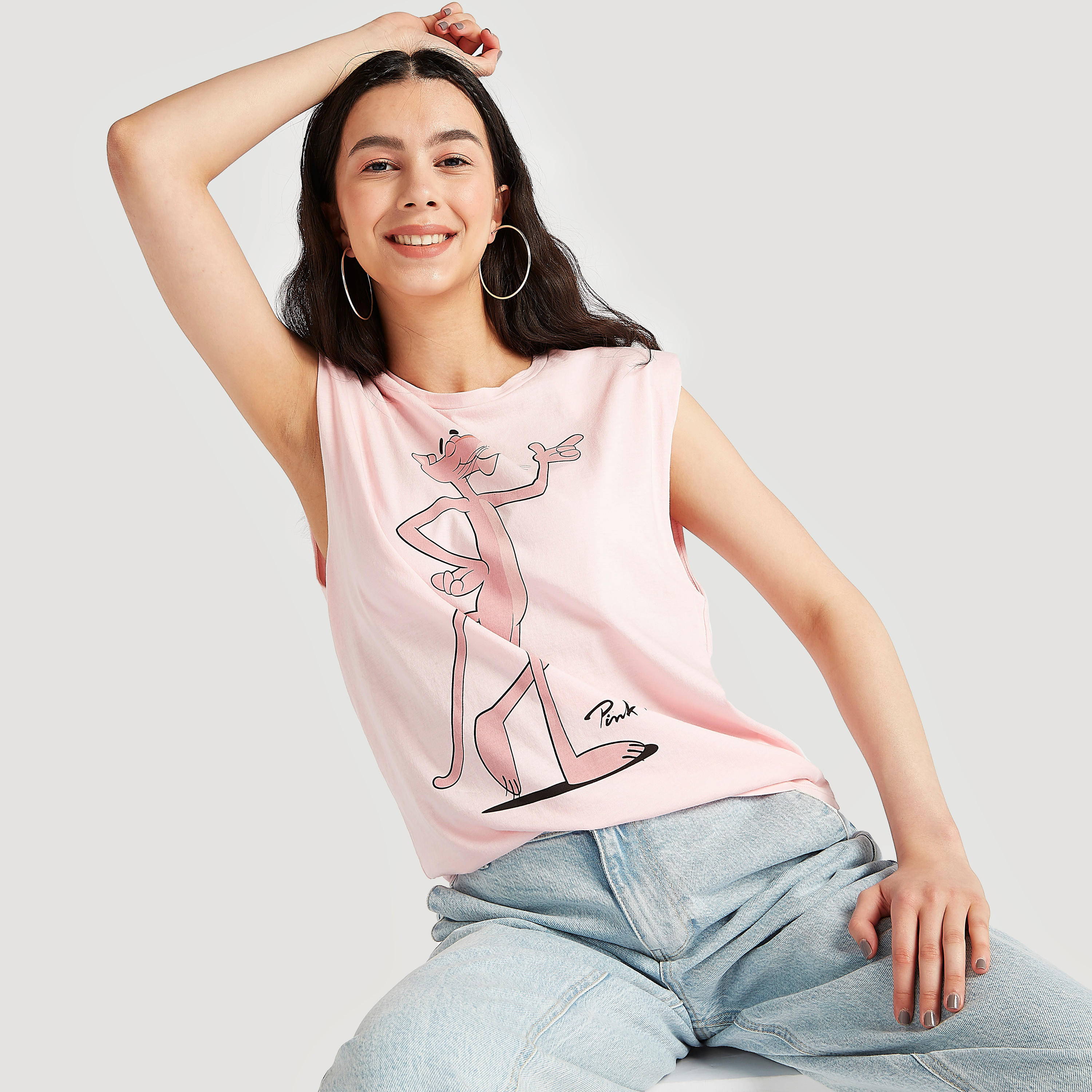 تيشيرت مبطن بدون أكمام وياقة ضيقة وطبعات بينك بانثر-women-clothing-tshirts-image-5