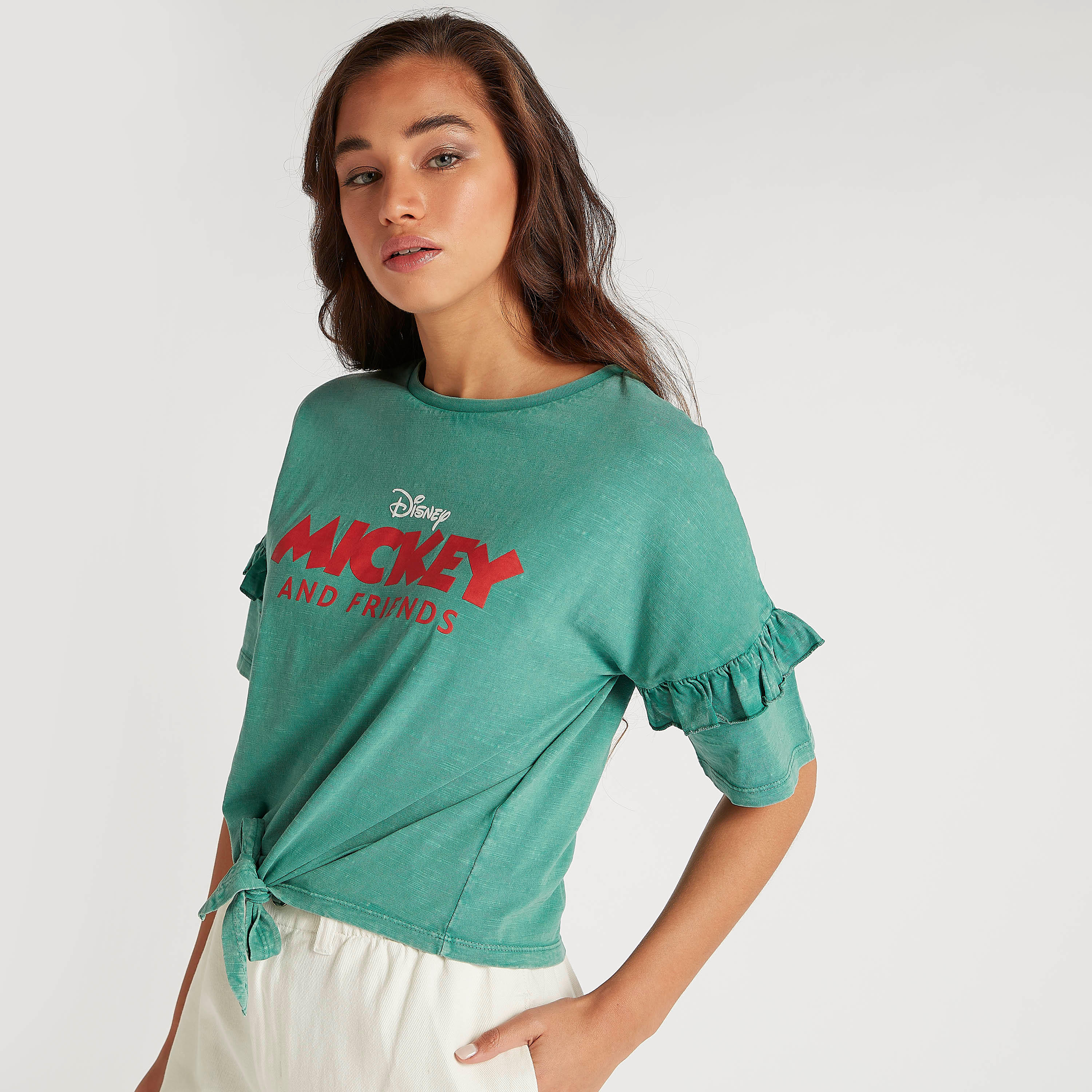 تيشيرت قصير بتفاصيل كشكشة وطبعات ميكي ماوس-women-clothing-tshirts-image-1