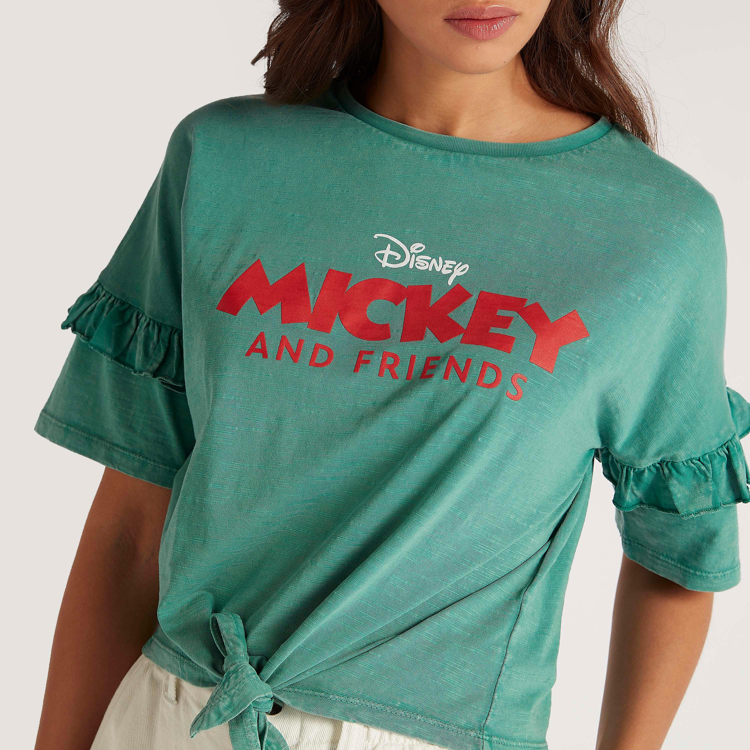 تيشيرت قصير بتفاصيل كشكشة وطبعات ميكي ماوس-women-clothing-tshirts-image-3