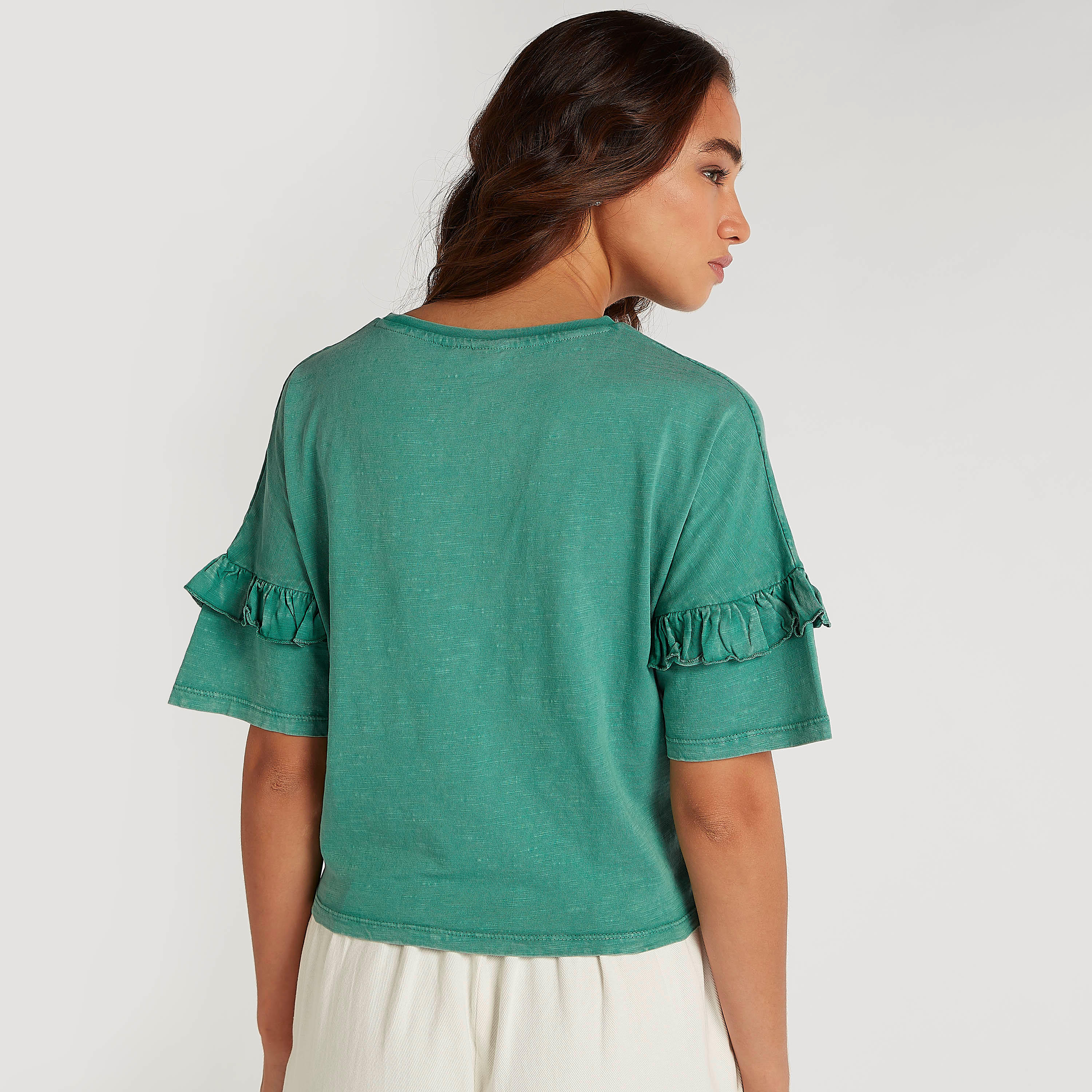 تيشيرت قصير بتفاصيل كشكشة وطبعات ميكي ماوس-women-clothing-tshirts-image-4