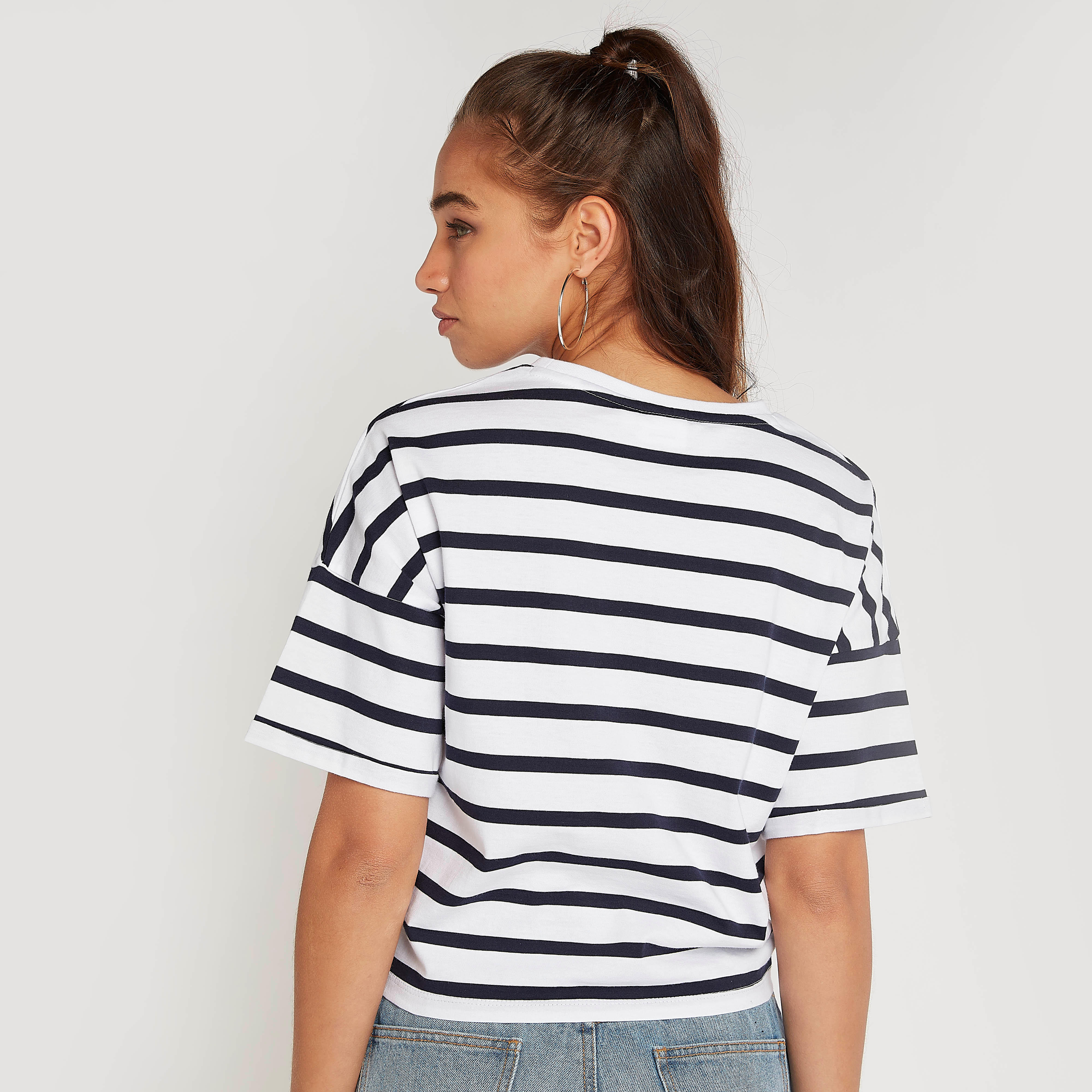 تيشيرت بياقة ضيّقة وأكمام قصيرة وطبعات-women-clothing-tshirts-image-4