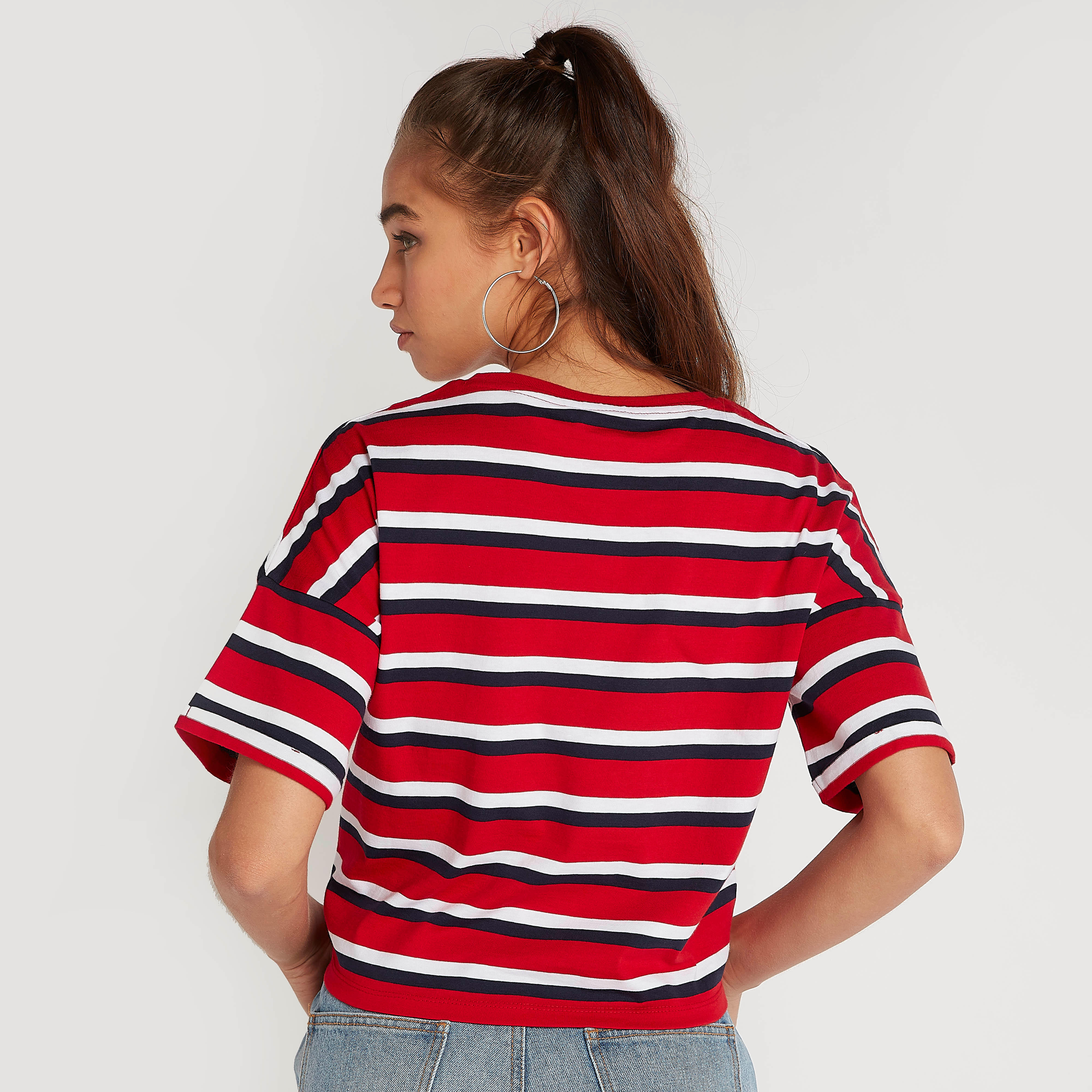 تيشيرت قصير مخطّط بياقة ضيّقة وأربطة-women-clothing-tshirts-image-4