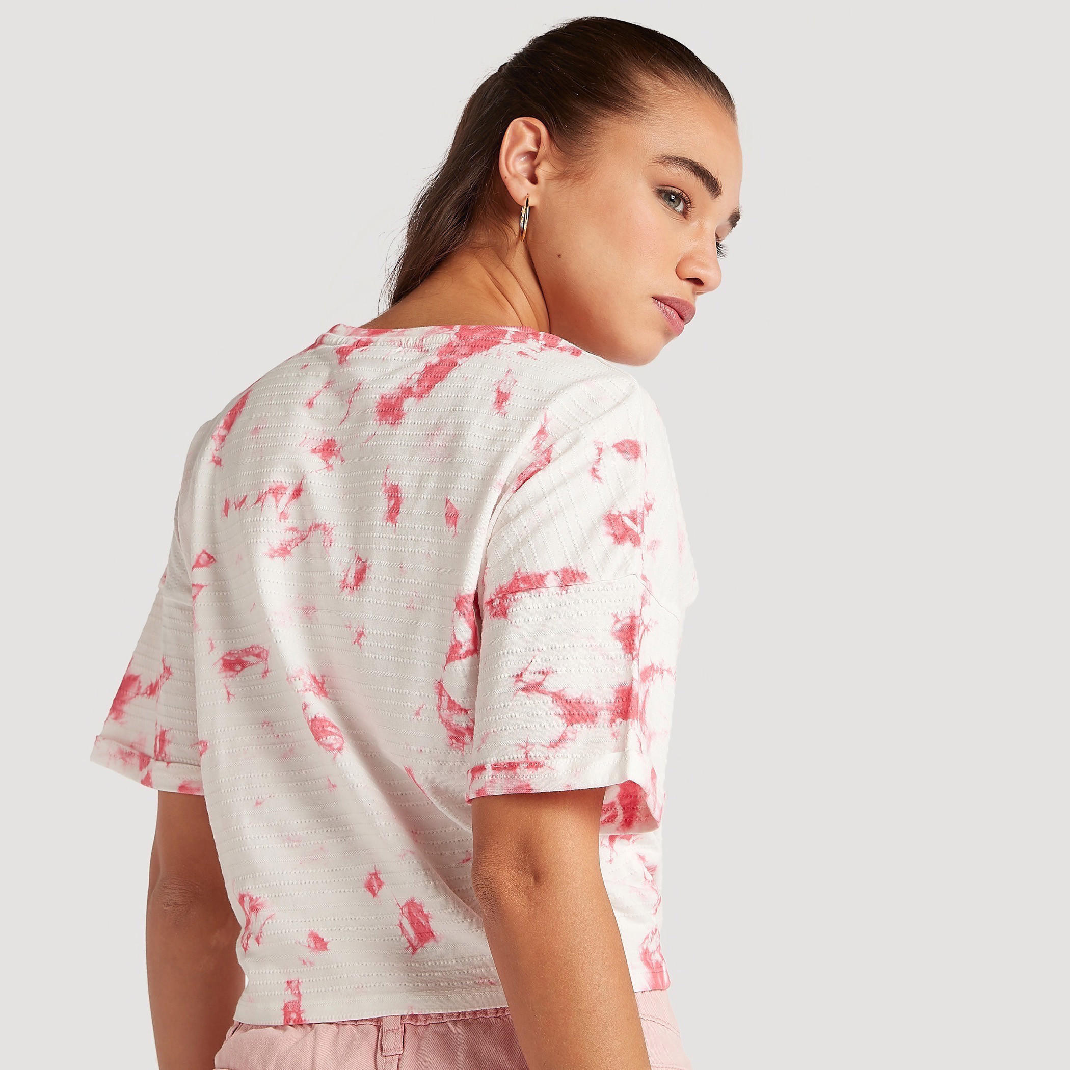 تيشيرت قصير بطبعات بينك بانتر مع أكمام قصيرة وأربطة-women-clothing-tshirts-image-4