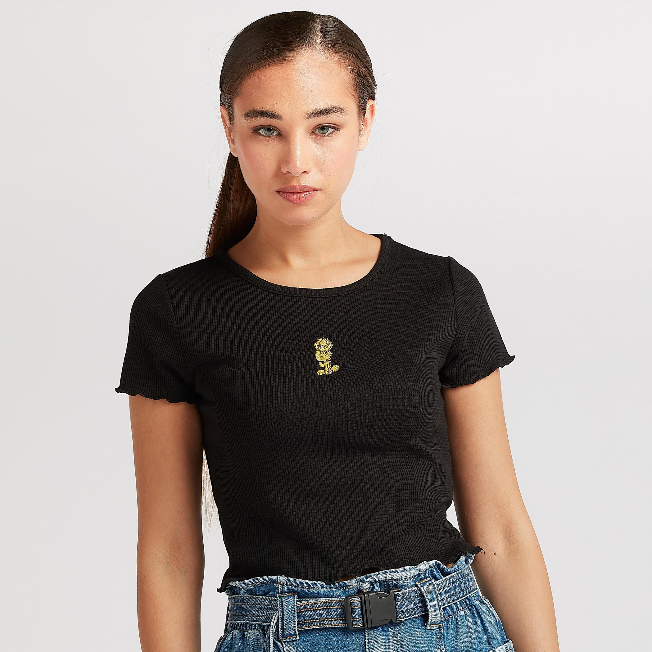 تيشيرت قصير بتطريز غارفيلد بأكمام قصيرة-women-clothing-tshirts-image-1
