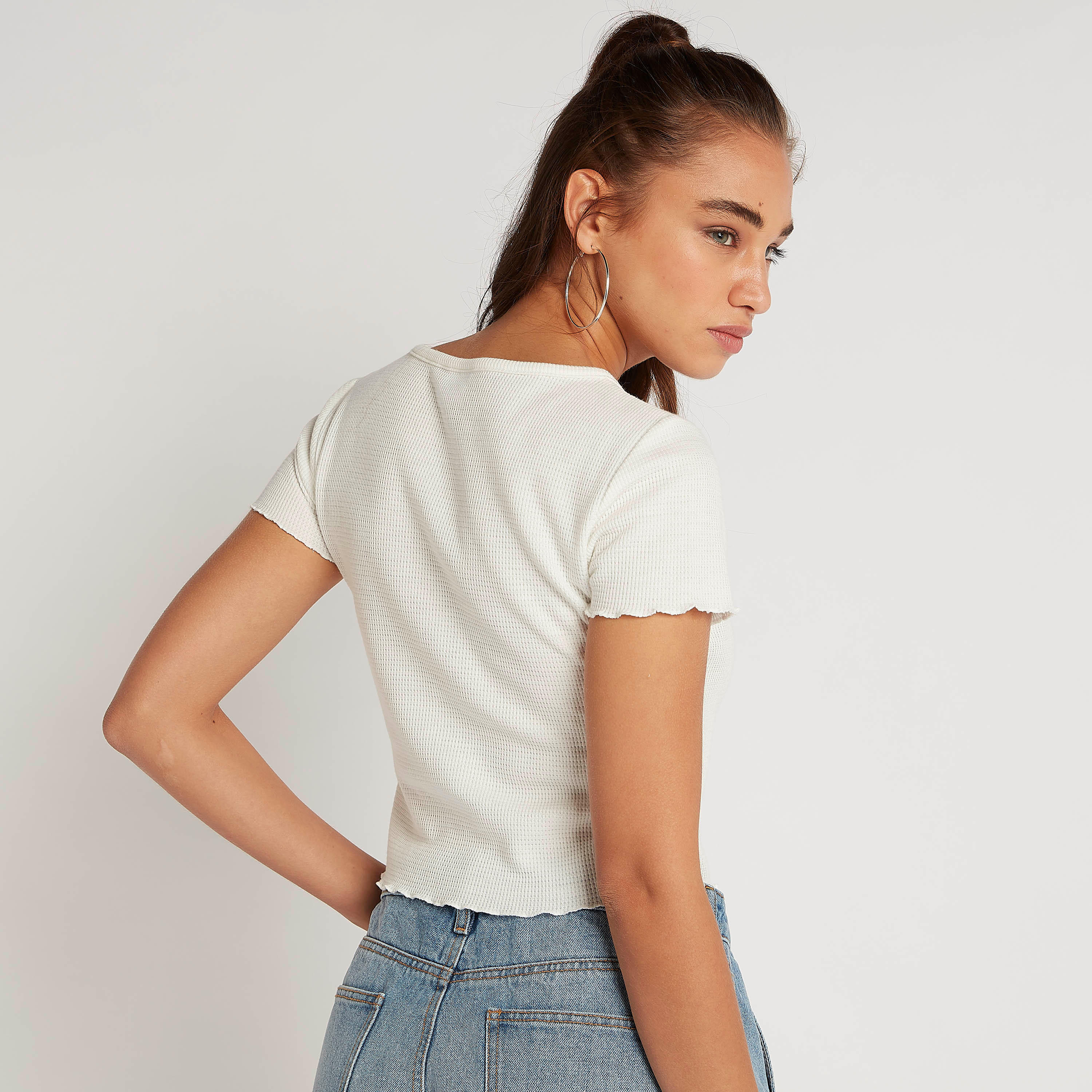 تيشيرت قصير بتطريز ميني ماوس وأكمام كاب-women-clothing-tshirts-image-3