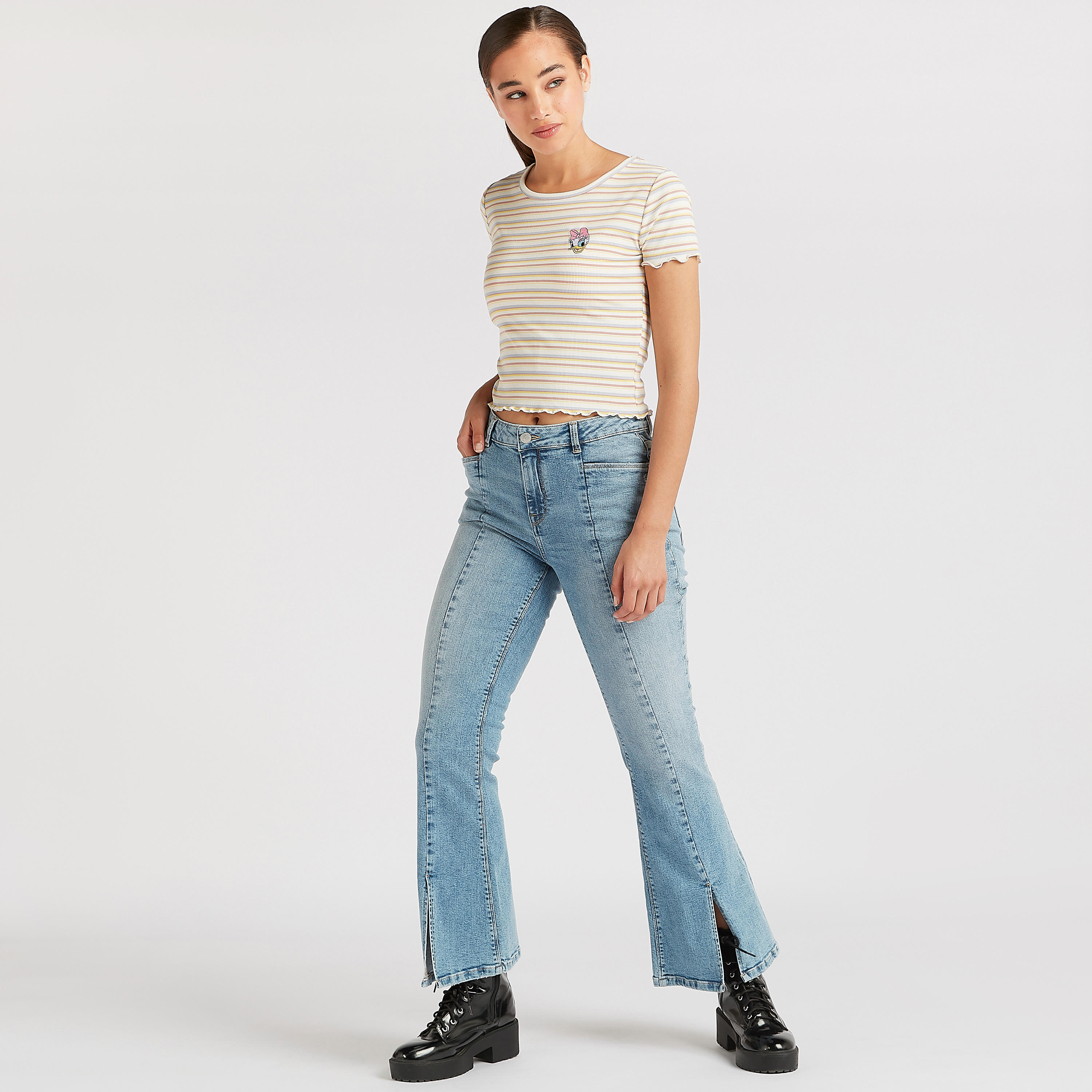 تيشيرت مخطّط بياقة ضيقة وأكمام كاب وطبعات ديسي دك-women-clothing-tshirts-image-2