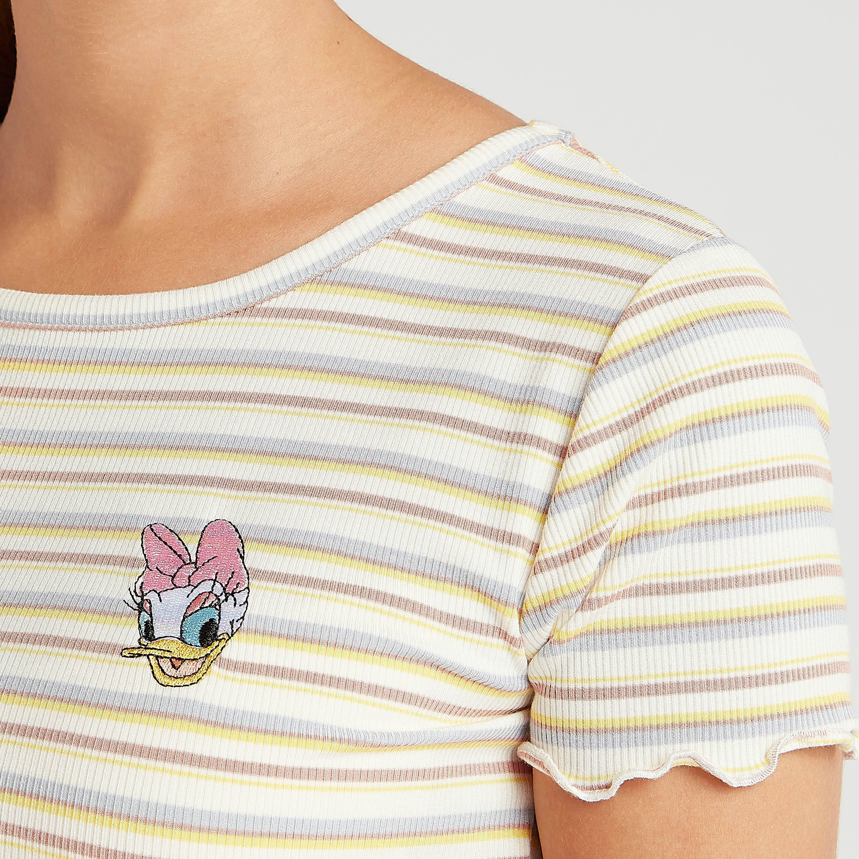 تيشيرت مخطّط بياقة ضيقة وأكمام كاب وطبعات ديسي دك-women-clothing-tshirts-image-3