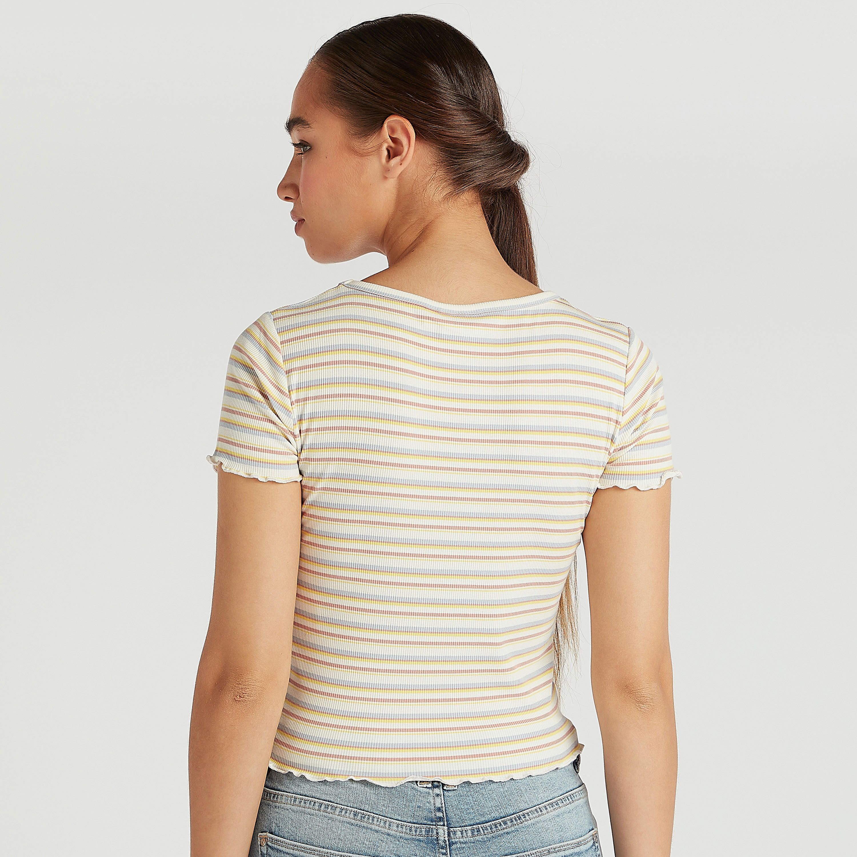 تيشيرت مخطّط بياقة ضيقة وأكمام كاب وطبعات ديسي دك-women-clothing-tshirts-image-4