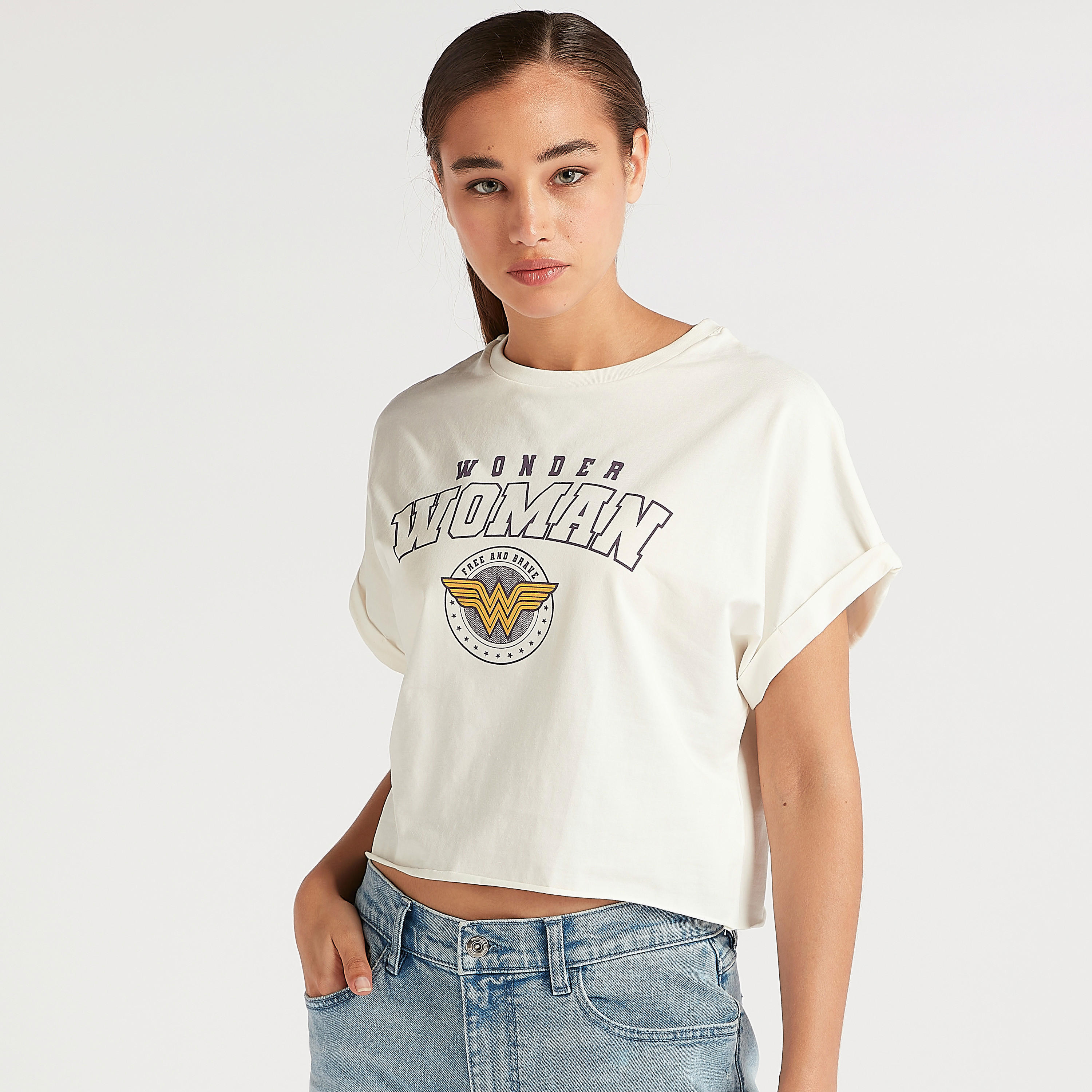 تيشيرت بياقة ضيّقة وأكمام كاب وطبعات واندر وامن-women-clothing-tshirts-image-1