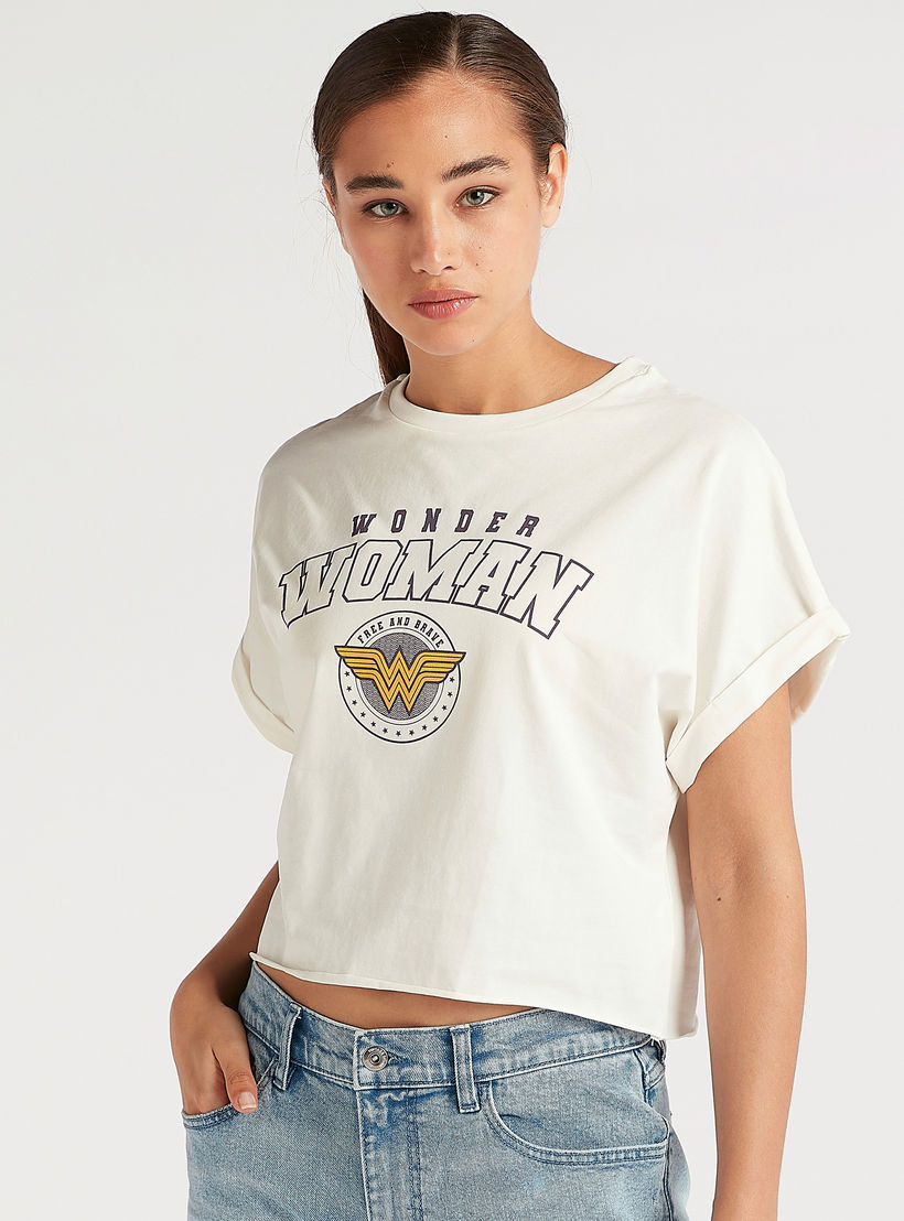 تيشيرت بياقة ضيّقة وأكمام كاب وطبعات واندر وامن-women-clothing-tshirts-image-1