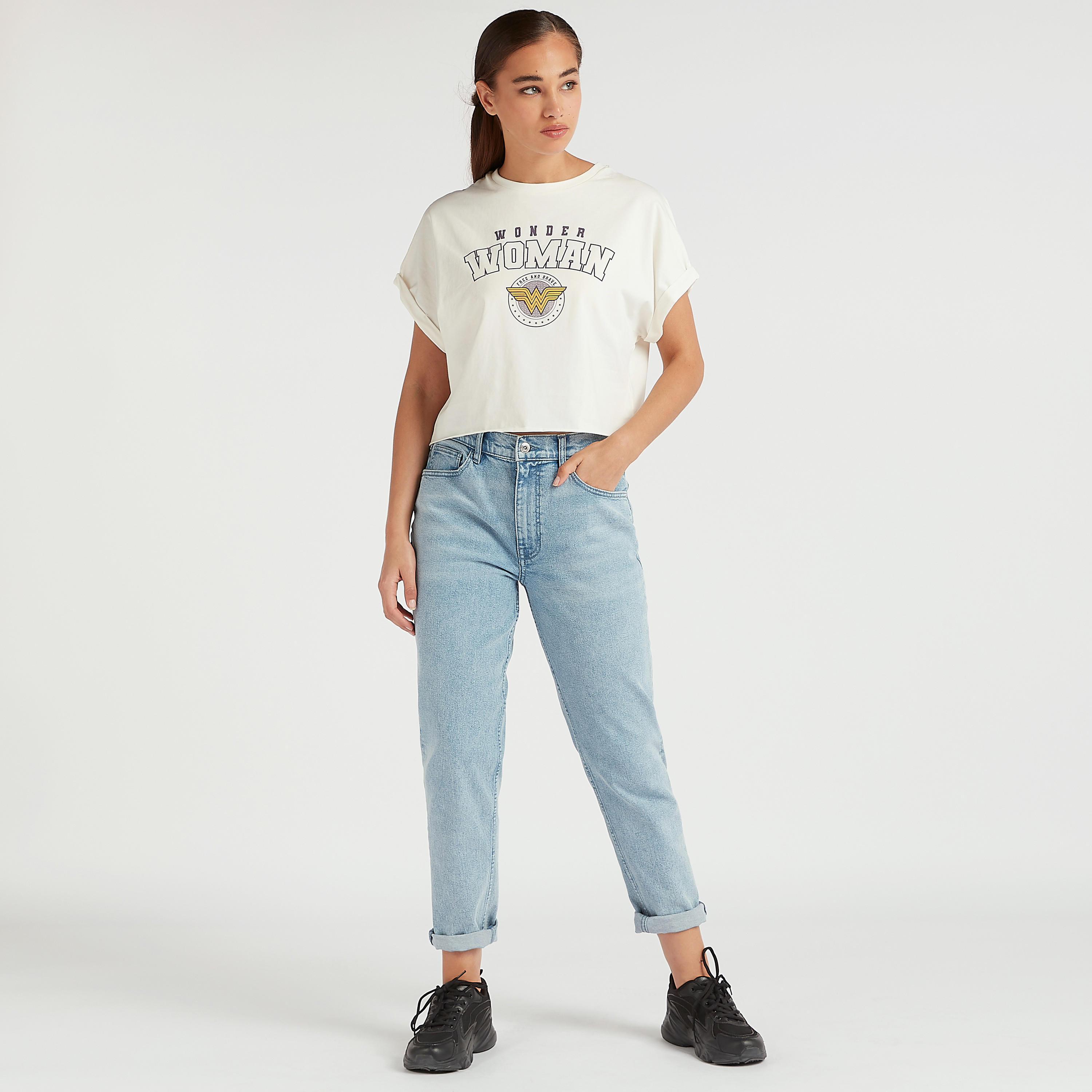تيشيرت بياقة ضيّقة وأكمام كاب وطبعات واندر وامن-women-clothing-tshirts-image-2