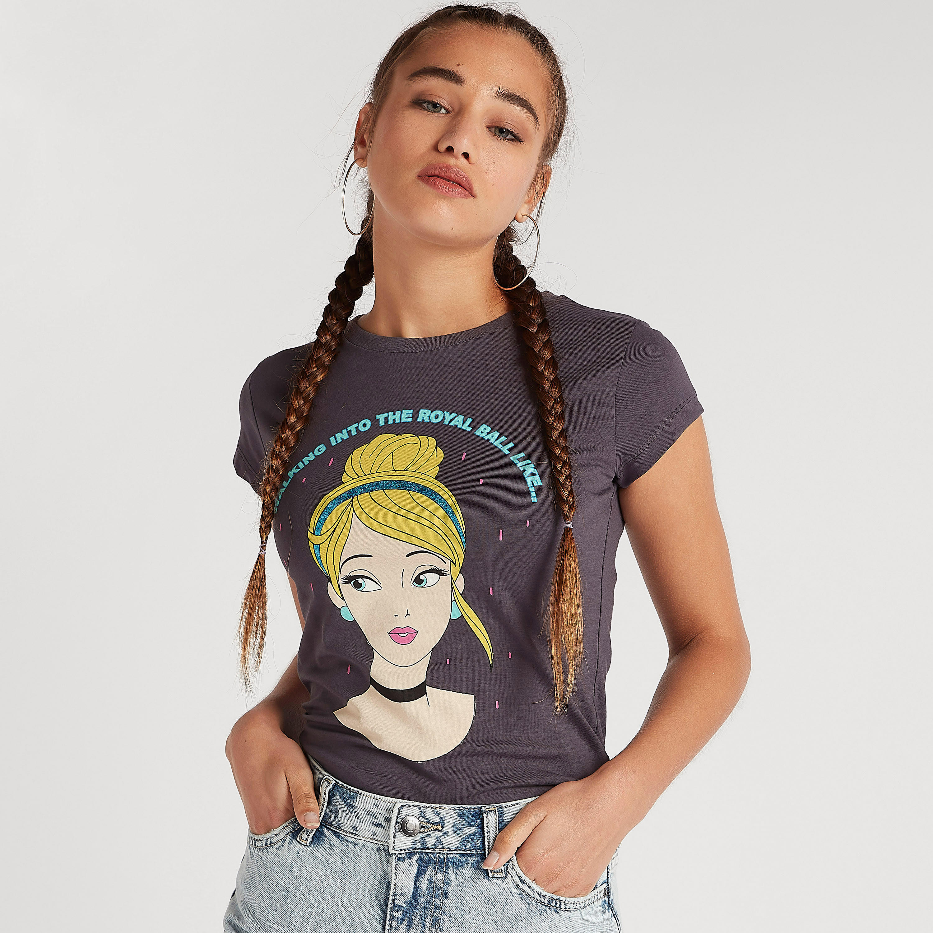 تيشيرت بياقة ضيقة وأكمام كاب وطبعات جرافيك-women-clothing-tshirts-image-1