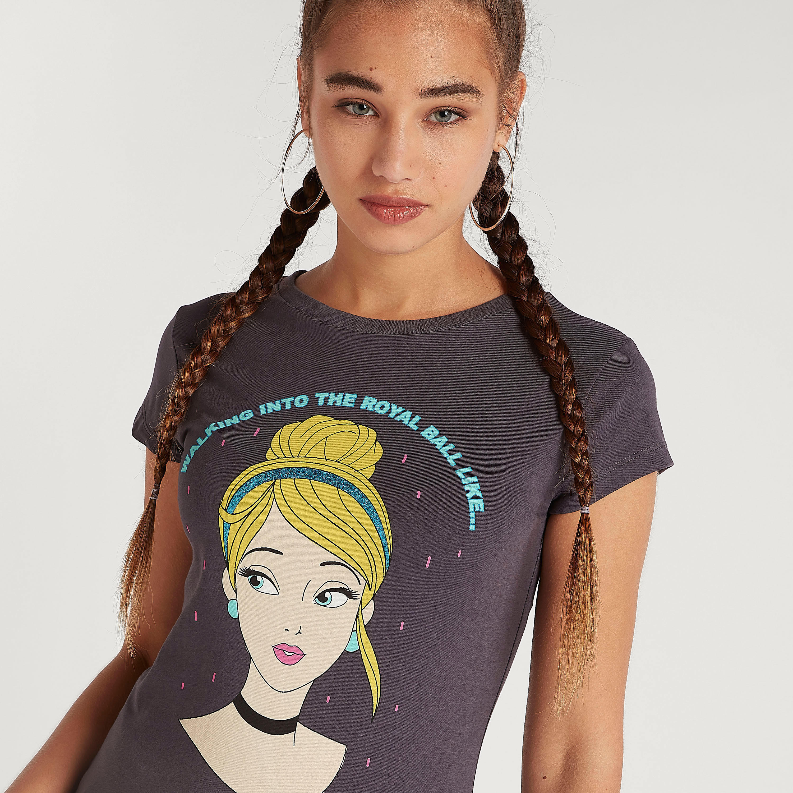 تيشيرت بياقة ضيقة وأكمام كاب وطبعات جرافيك-women-clothing-tshirts-image-3
